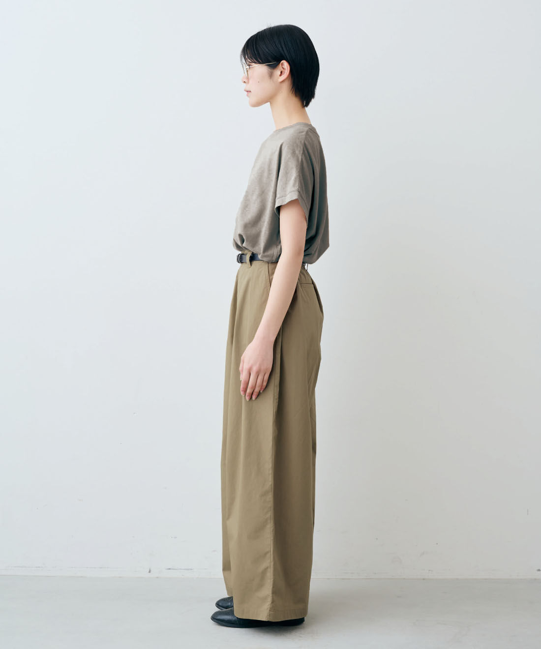 THREE FIFTY STANDARD［スリーフィフティースタンダード］|THREE FIFTY STANDARD　麻混天じくのフレンチスリーブTシャツ〈ライトグレー〉|モデル身長：163cm　着用サイズ：M