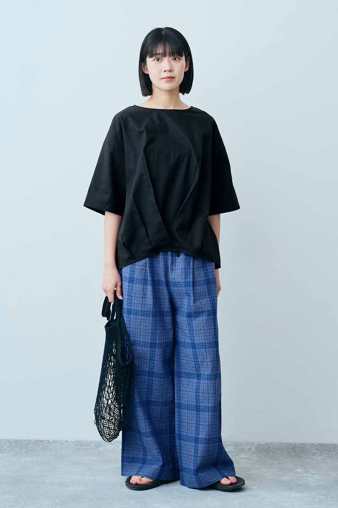 THREE FIFTY STANDARD［スリーフィフティースタンダード］|リネンコットン タックデザインプルオーバー〈ブラック〉のコーディネート|モデル身長：163cm 着用サイズ：M