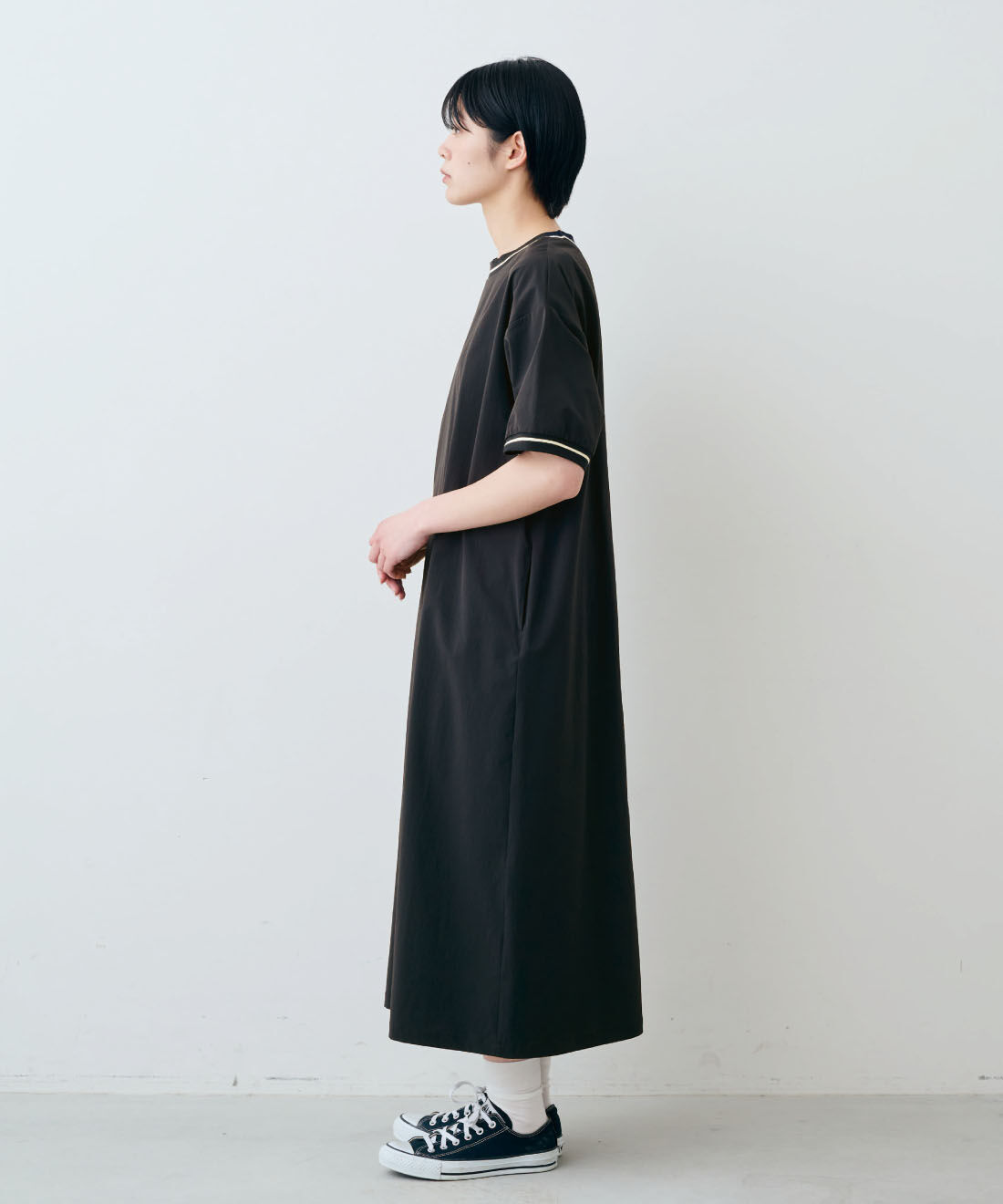 THREE FIFTY STANDARD［スリーフィフティースタンダード］|THREE FIFTY STANDARD　さらっとした着心地のラインリブワンピース〈ネイビー〉|モデル身長：163cm　着用サイズ：M