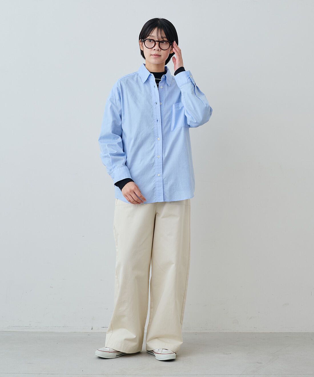 THREE FIFTY STANDARD|日本製の刺しゅうオックスシャツＢＬ　ＴＦＳとレトロなボーダーＴシャツ　ＴＦＳのコーディネート|モデル身長：163cm 着用サイズ：M