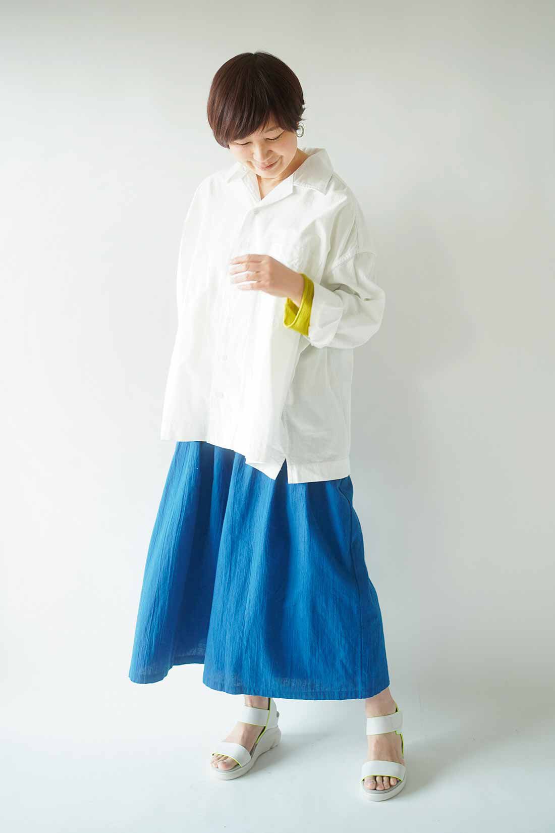 THREE FIFTY STANDARD|THREE FIFTY STANDARD　金子敦子さんと作った 青空がのぞく綿麻パンツ〈ロイヤルブルー〉|白を基調に袖の効かせ色でボトムスの青を引き立てます