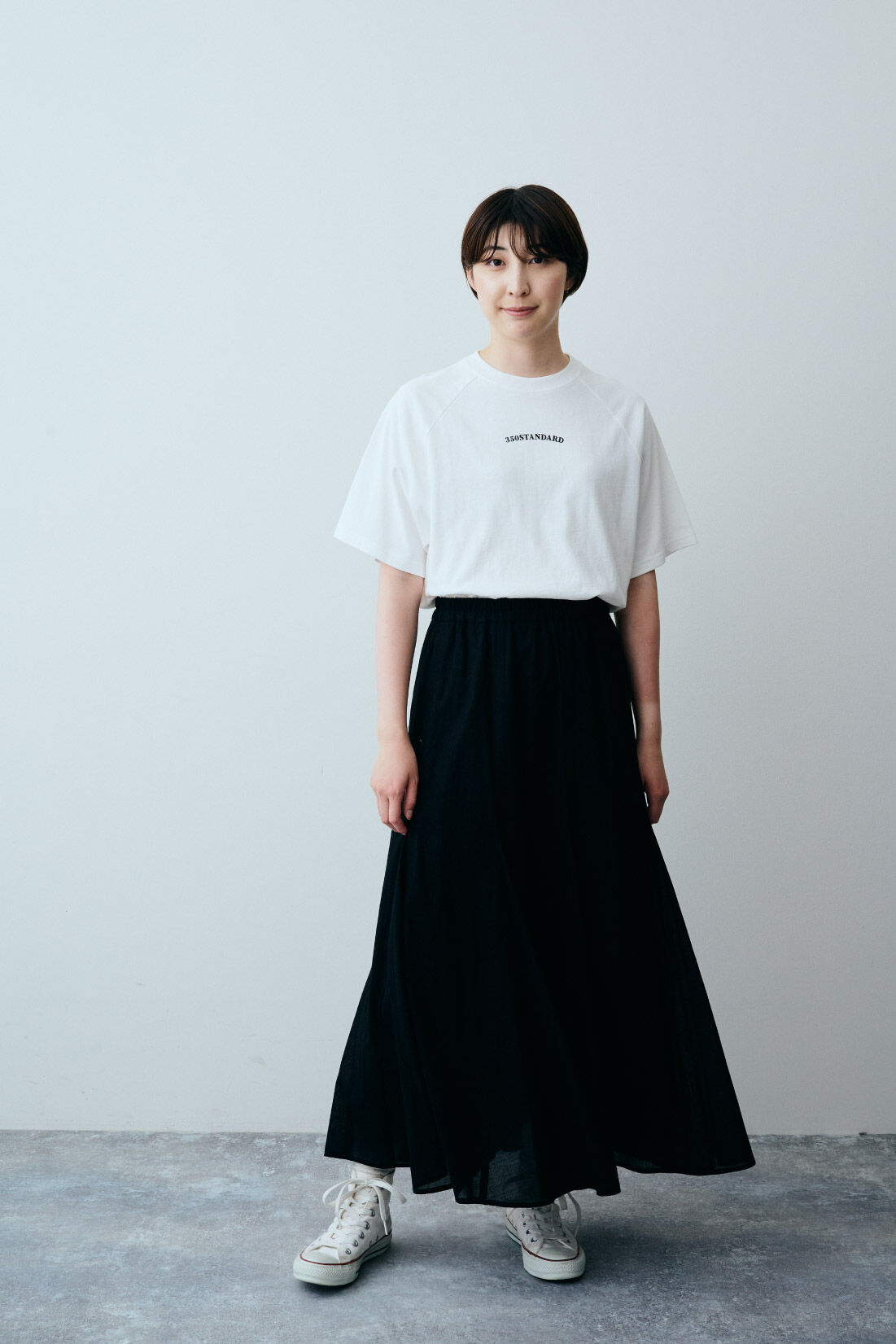 THREE FIFTY STANDARD［スリーフィフティースタンダード］|モノトーンロゴＴシャツホワイト　ＴＦＳのコーディネート