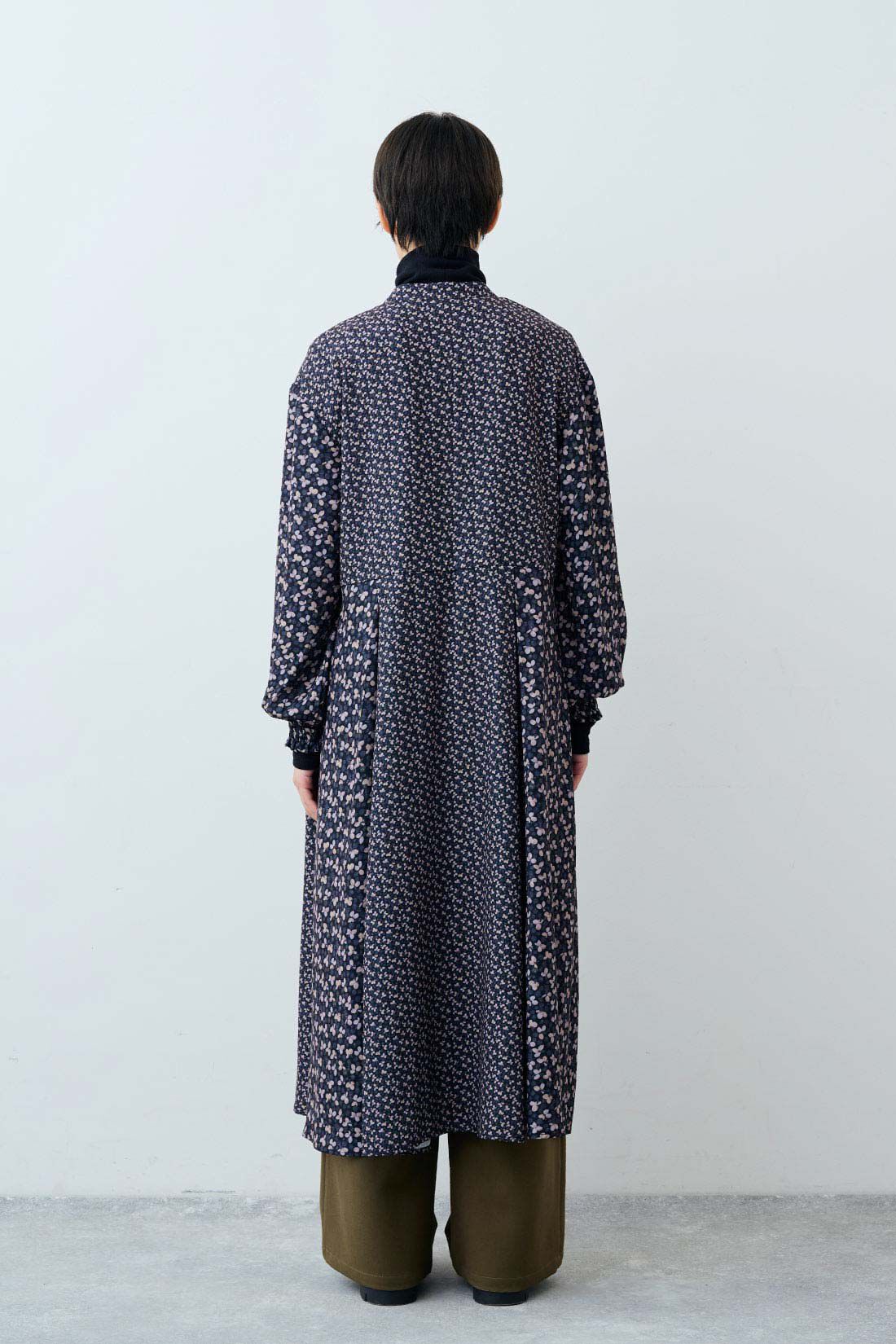 THREE FIFTY STANDARD|ほどよいあたたかさの裏起毛タートルの会とゆるっとワイドパンツ〈カーキ〉のコーディネート|モデル身長：163cm 着用サイズ：M