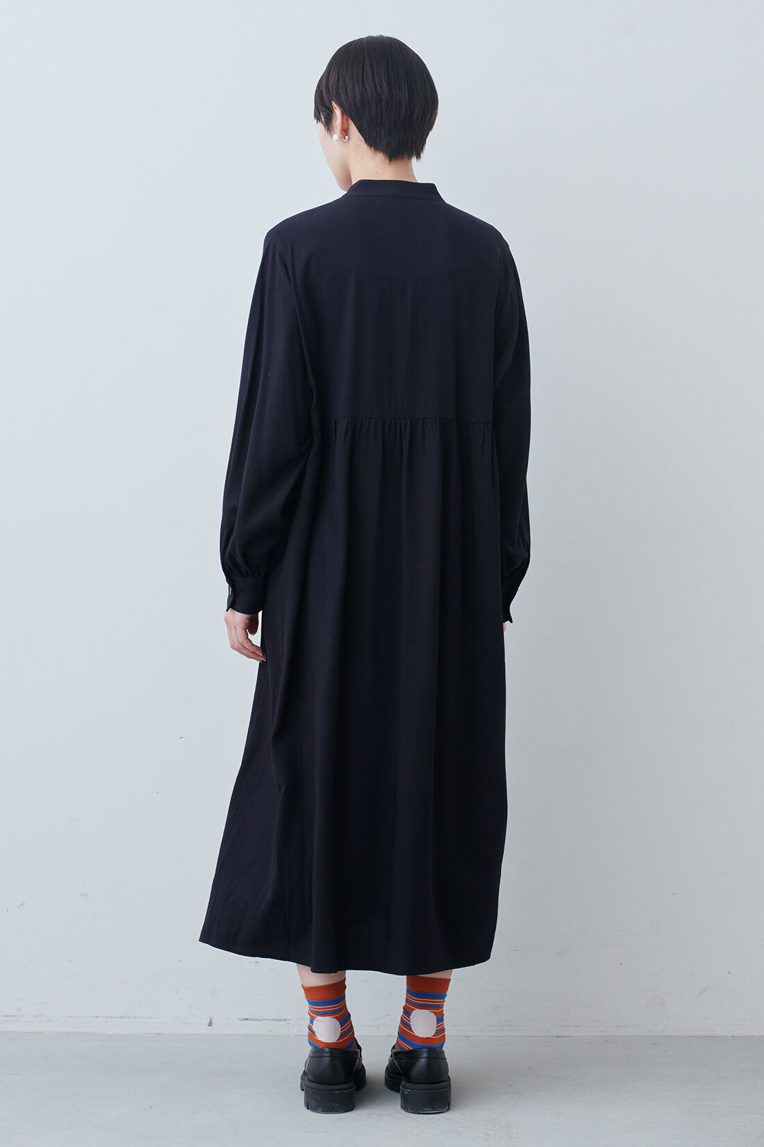 THREE FIFTY STANDARD［スリーフィフティースタンダード］|THREE FIFTY STANDARD　ピンタックのワンピース〈ブラック〉|モデル身長：163cm　着用サイズ：M
