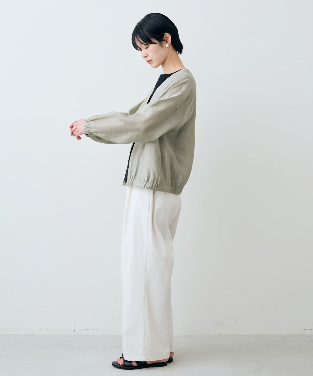 THREE FIFTY STANDARD［スリーフィフティースタンダード］|シルケット加工 タンクトップとカジュアルすぎないチノパンツ〈アイボリー〉のコーディネート