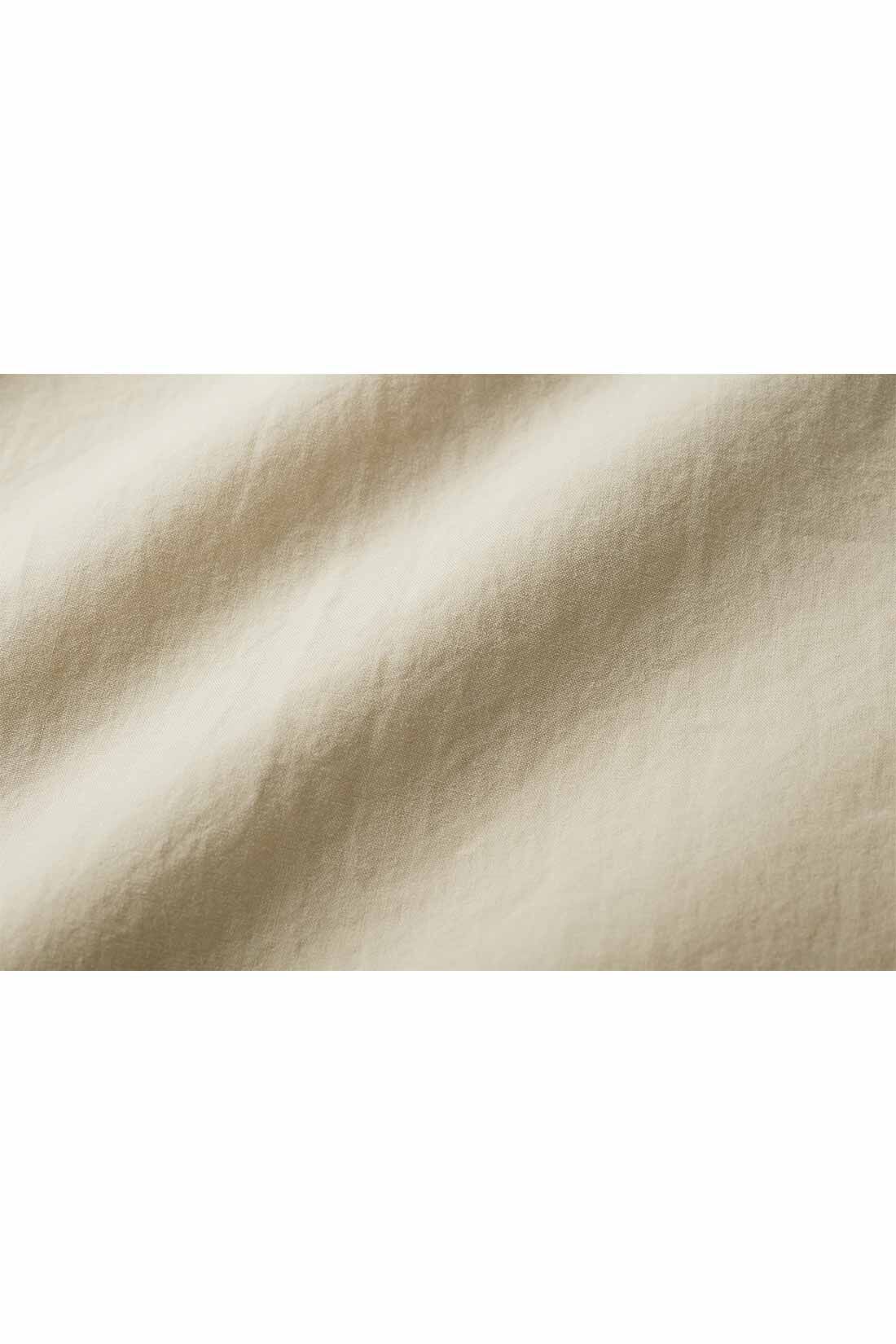 THREE FIFTY STANDARD［スリーフィフティースタンダード］|THREE FIFTY STANDARD セットアップできるシンプルシャツ〈ライトベージュ〉|洗い加工をほどこしたこなれ感のある綿100％の生地。