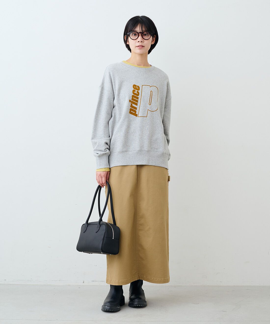 THREE FIFTY STANDARD［スリーフィフティースタンダード］|クルーネックスウェットトップスＧＹ　ＴＦＳとシアーなカットソートップスの会とレザーのワイドボストンバッグＢＫ　ＴＦＳのコーディネート|モデル身長：163cm 着用サイズ：M