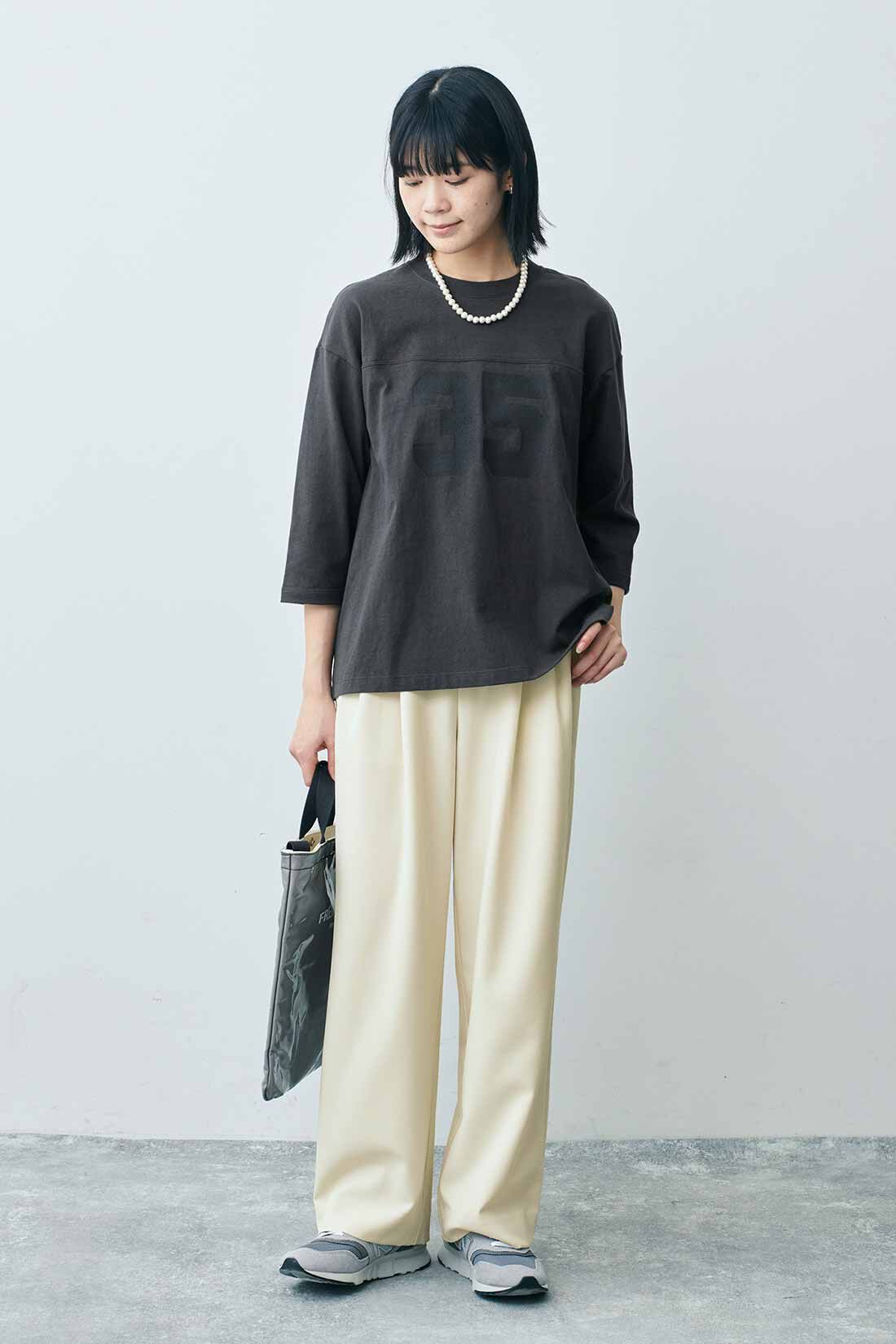 THREE FIFTY STANDARD［スリーフィフティースタンダード］|THREE FIFTY STANDARD 落ち感がきれいなタックパンツ〈アイボリー〉|モデル身長：163cm 着用サイズ：M
