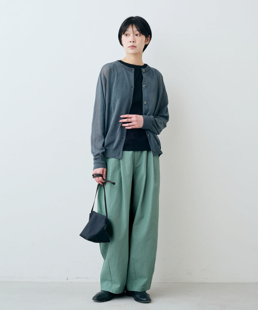 THREE FIFTY STANDARD［スリーフィフティースタンダード］|THREE FIFTY STANDARD　日本製のシアーなクルーネックカーディガン〈ダークグレー〉|モデル身長：163cm　着用サイズ：M