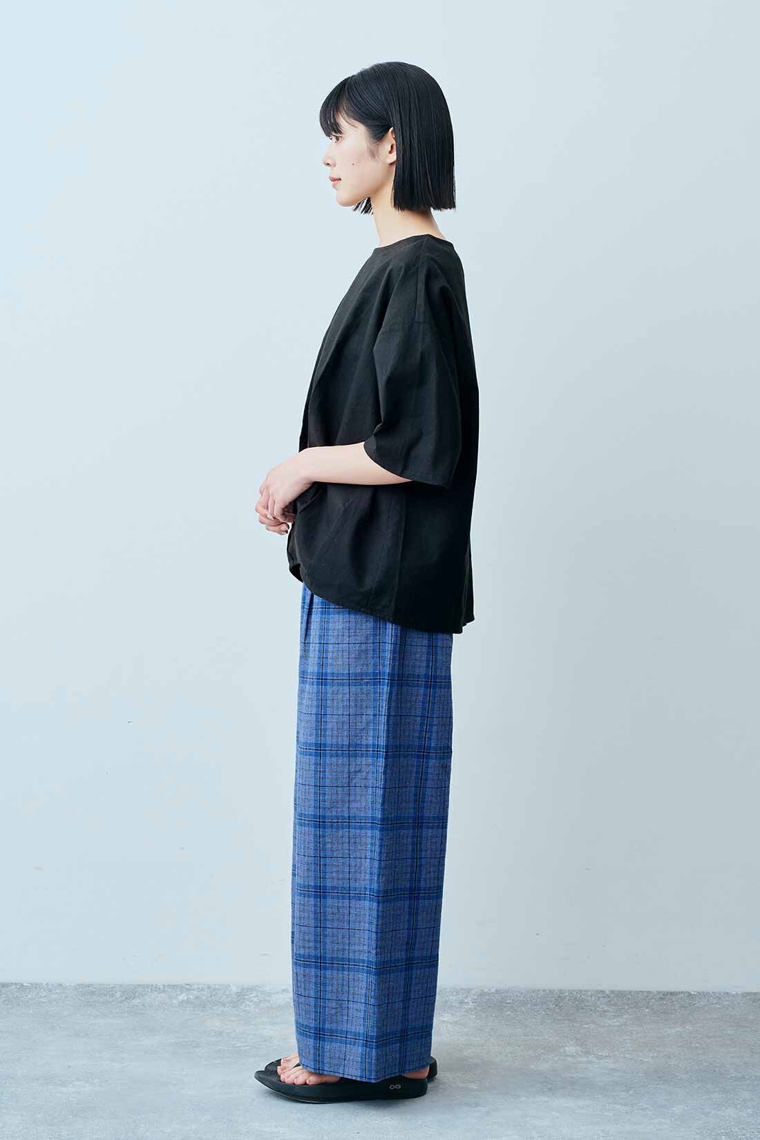 THREE FIFTY STANDARD［スリーフィフティースタンダード］|リネンコットン タックデザインプルオーバー〈ブラック〉のコーディネート|モデル身長：163cm 着用サイズ：M