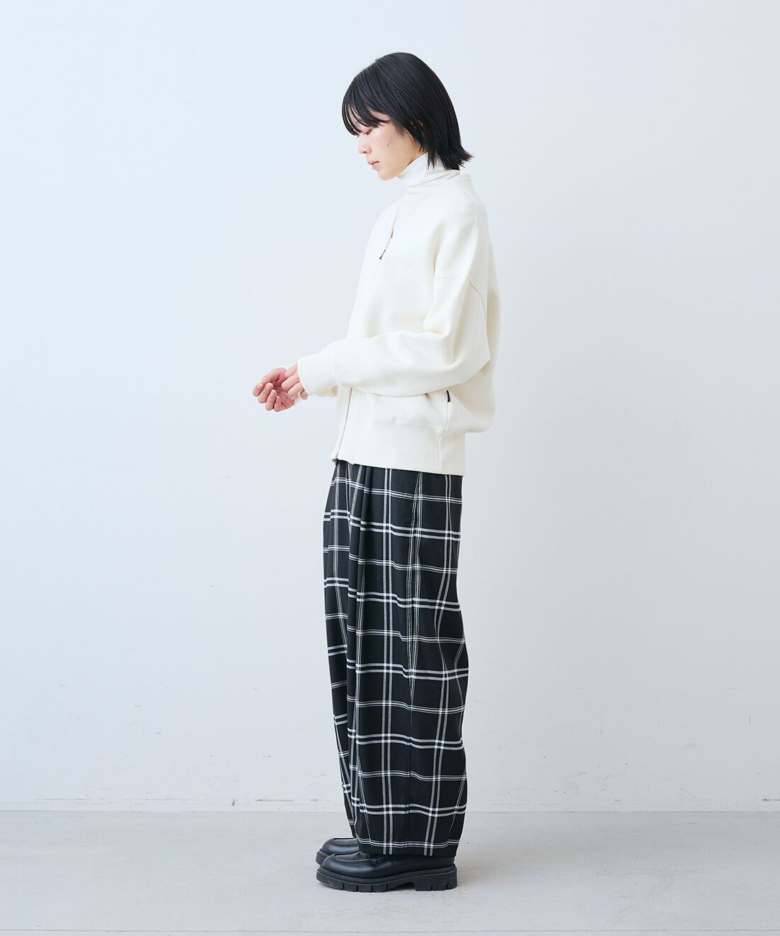 THREE FIFTY STANDARD［スリーフィフティースタンダード］|裏起毛のジップアップ ジャケット〈アイボリー〉と金子敦子さんと作った チェックのズボン〈ブラック〉のコーディネート