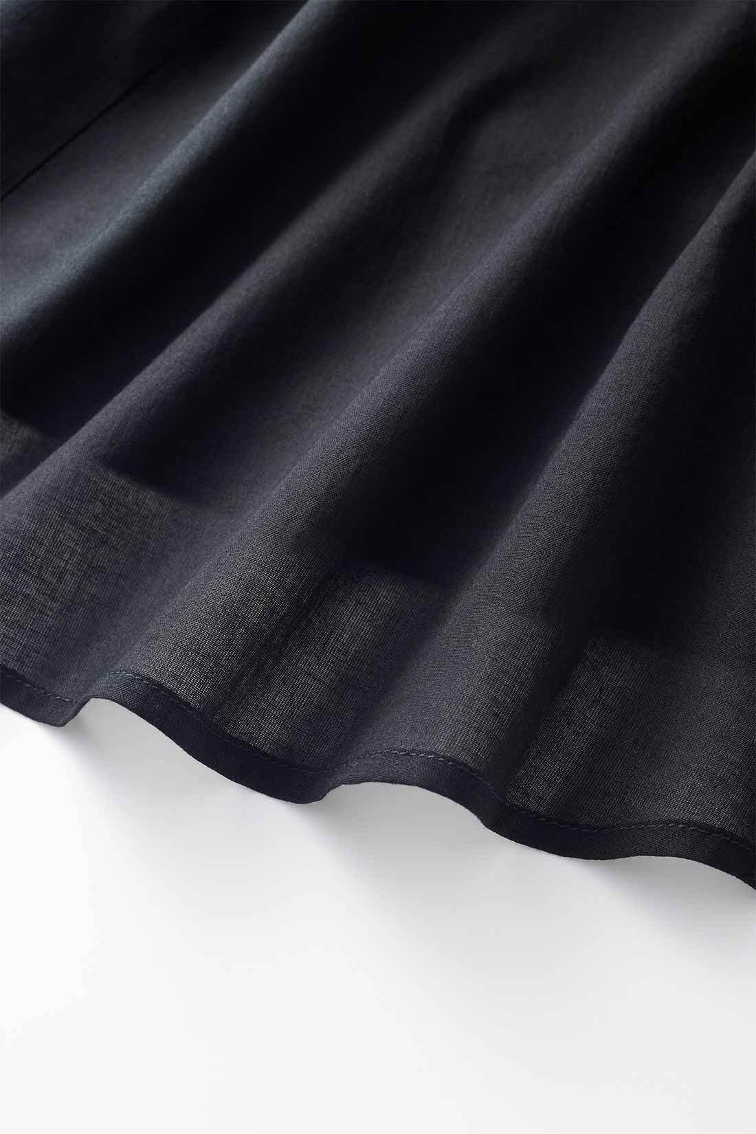 THREE FIFTY STANDARD［スリーフィフティースタンダード］|THREE FIFTY STANDARD すっきりシルエットのフレアースカート〈ブラック〉|細番手の生地を使用。共布の裏地と繊細な透け感が重なり合って軽やか。
