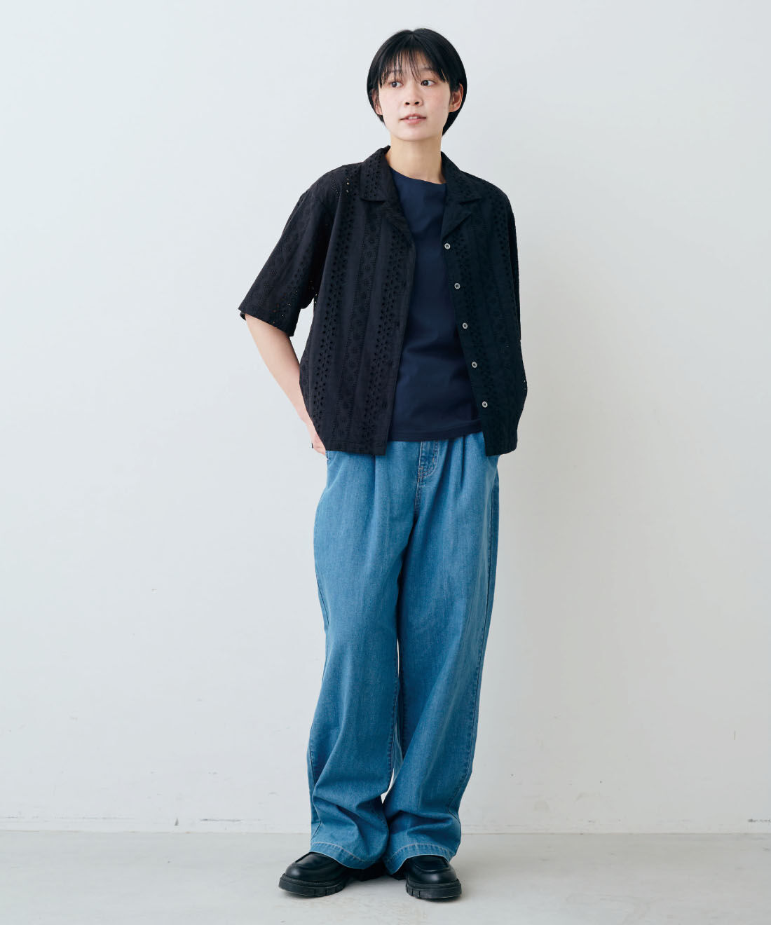 THREE FIFTY STANDARD［スリーフィフティースタンダード］|THREE FIFTY STANDARD　コットンレースの開衿シャツ〈ブラック〉|モデル身長：163cm　着用サイズ：M