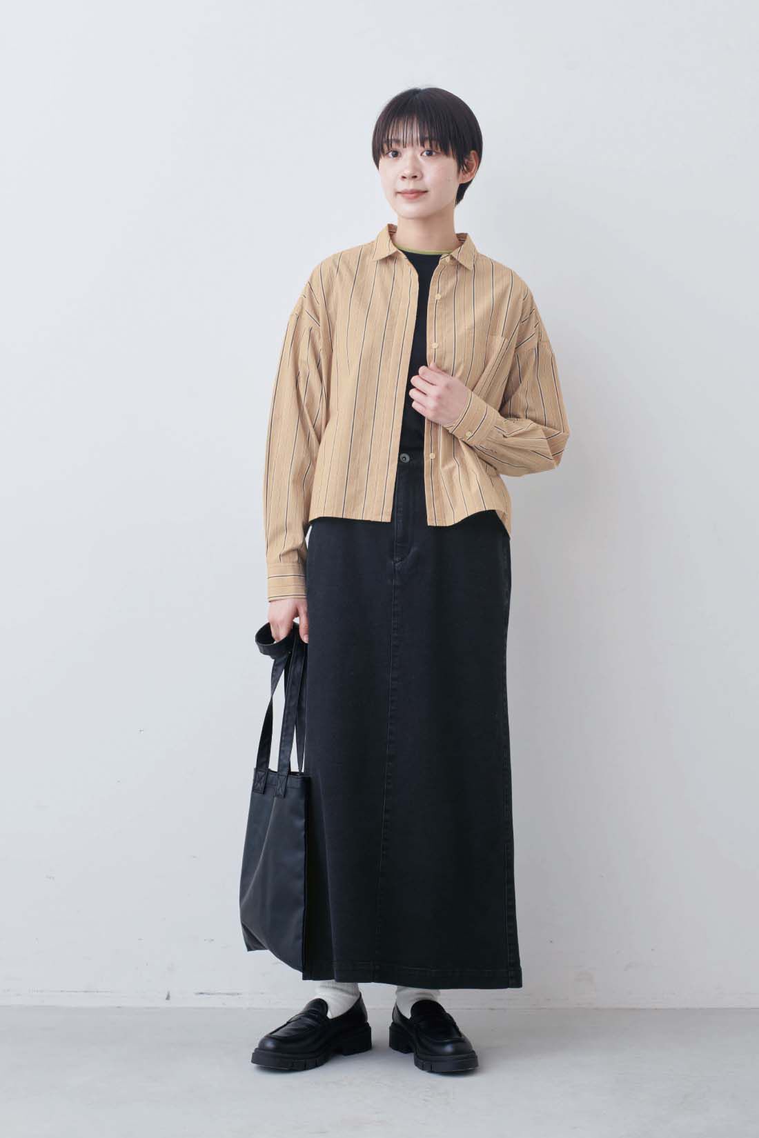 THREE FIFTY STANDARD［スリーフィフティースタンダード］|クロップド丈のストライプシャツ〈シナモンベージュ〉とシアーなカットソートップスの会のコーディネート