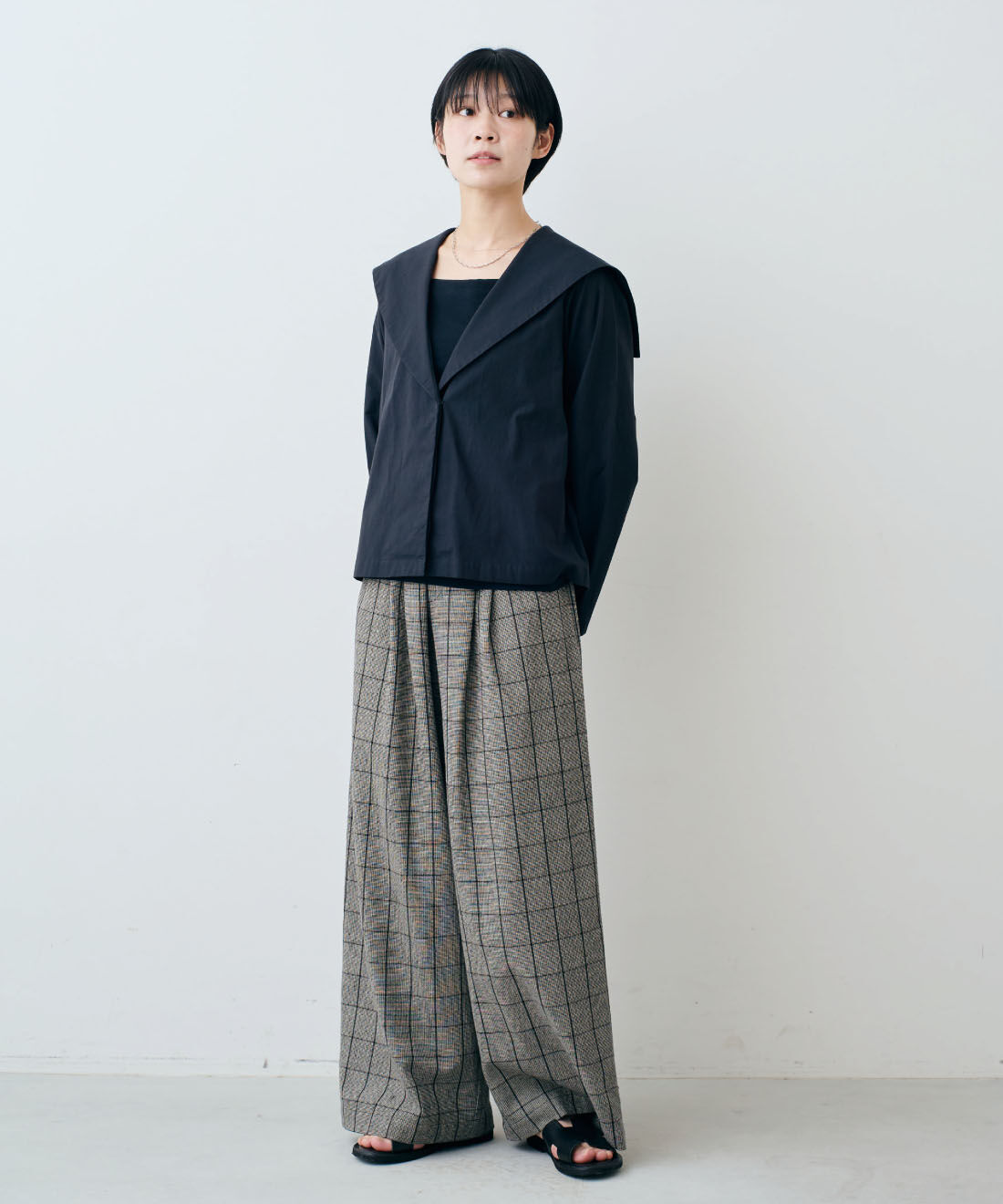 THREE FIFTY STANDARD［スリーフィフティースタンダード］|THREE FIFTY STANDARD　小谷 実由さんと作った 国産生地のセーラーシャツカーデジャケット〈ブラック〉|モデル身長：163cm　着用サイズ：M