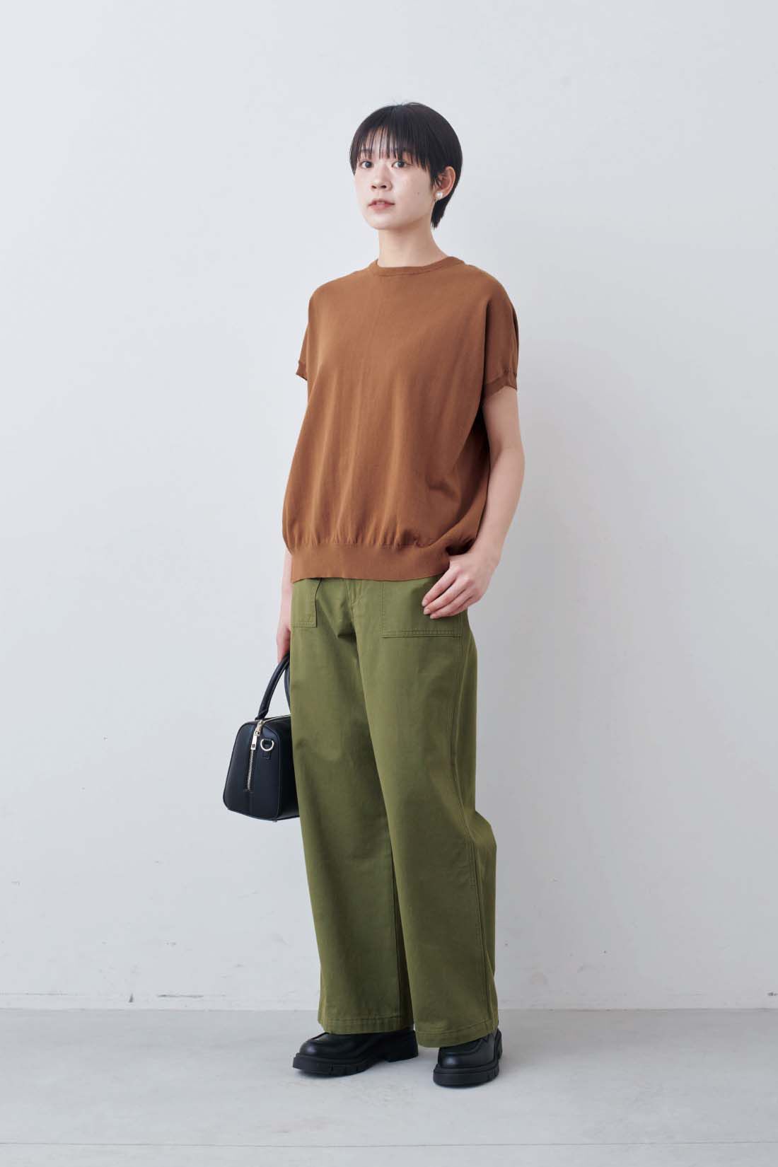 THREE FIFTY STANDARD［スリーフィフティースタンダード］|THREE FIFTY STANDARD　ベーシックなベイカーパンツ〈カーキグリーン〉|モデル身長：163cm　着用サイズ：M