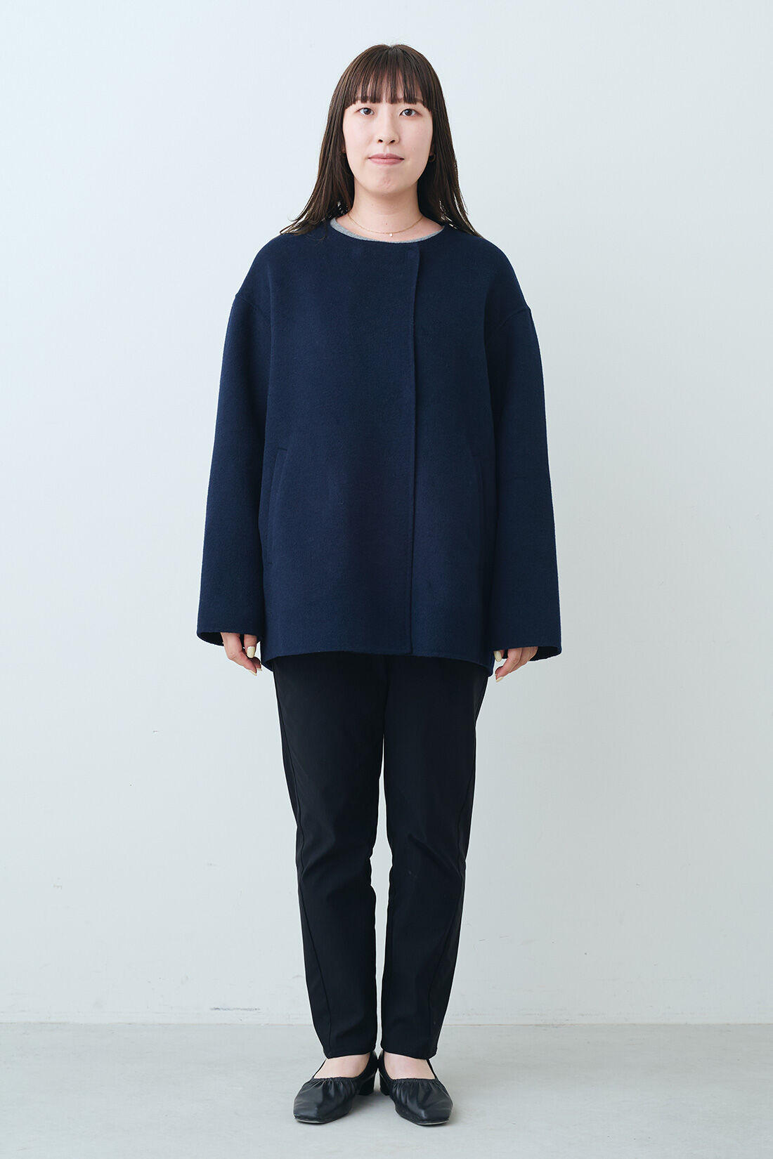 THREE FIFTY STANDARD［スリーフィフティースタンダード］|THREE FIFTY STANDARD リバー仕立てのウール混ノーカラーコート〈ネイビー〉|モデル身長：159cm　着用サイズ：M