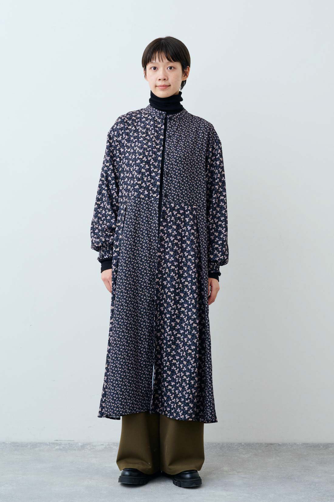 THREE FIFTY STANDARD|ほどよいあたたかさの裏起毛タートルの会とゆるっとワイドパンツ〈カーキ〉のコーディネート|モデル身長：163cm 着用サイズ：M