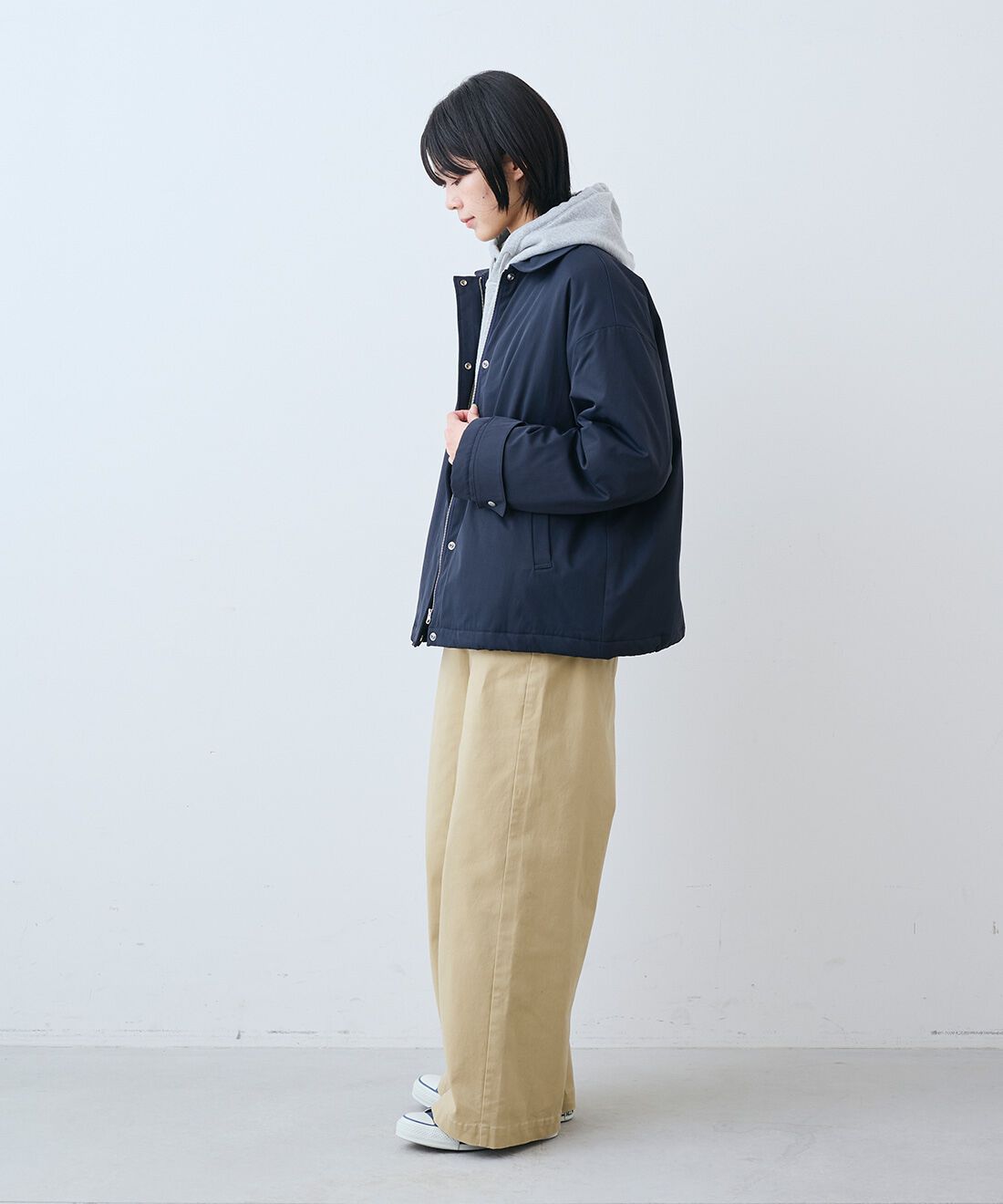 THREE FIFTY STANDARD［スリーフィフティースタンダード］|裏サーモライトキルトのブルゾン〈ネイビー〉とトンプキン裏毛スウェット パーカー〈杢グレー〉とすっきりノータックのチノパンツ〈ベージュ〉のコーディネート