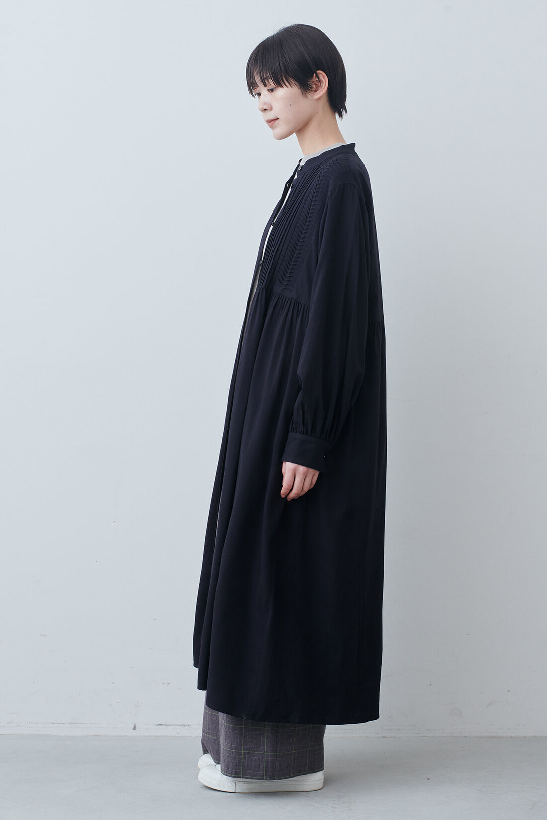 THREE FIFTY STANDARD［スリーフィフティースタンダード］|THREE FIFTY STANDARD　ピンタックのワンピース〈ブラック〉|モデル身長：163cm　着用サイズ：M