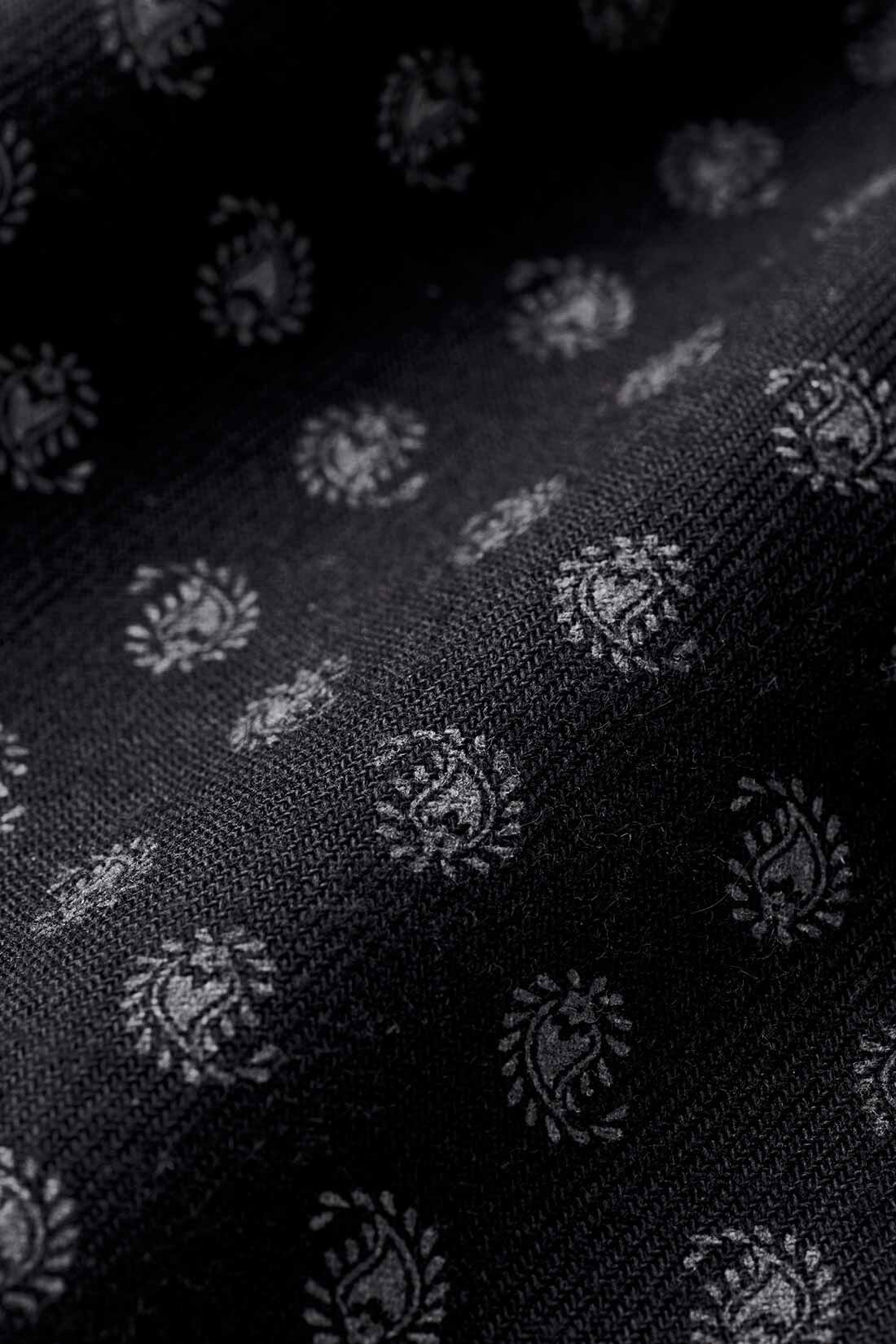 THREE FIFTY STANDARD|THREE FIFTY STANDARD ペイズリー柄のシャツワンピース〈ブラック〉|柄は、着まわしやすいブラックベースに規則的に並ぶペイズリーがモダンな、オリジナルデザイン。