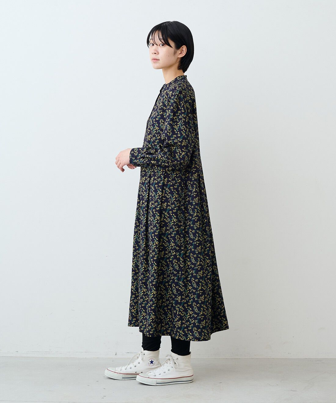 THREE FIFTY STANDARD［スリーフィフティースタンダード］|シックな花柄のシャツワンピースＮＶ　ＴＦＳのコーディネート|モデル身長：163cm 着用サイズ：M