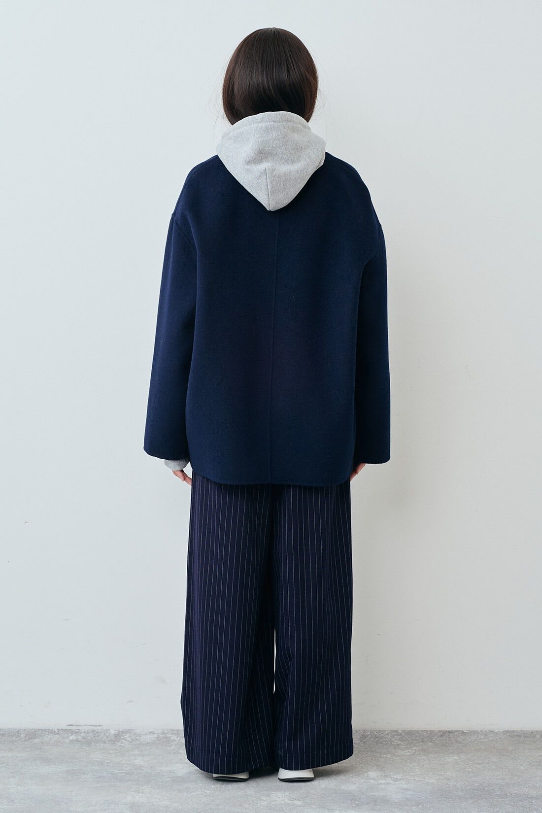 THREE FIFTY STANDARD［スリーフィフティースタンダード］|THREE FIFTY STANDARD リバー仕立てのウール混ノーカラーコート〈ネイビー〉|モデル身長：163cm 着用サイズ：M