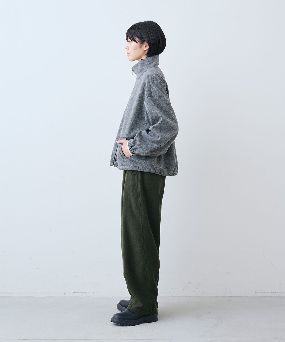THREE FIFTY STANDARD［スリーフィフティースタンダード］|ヘリンボーン柄のブルゾン〈グレー〉と日本製コットン100％ リブ タートルとミリタリーテイストの起毛タックパンツ〈オリーブグリーン〉のコーディネート