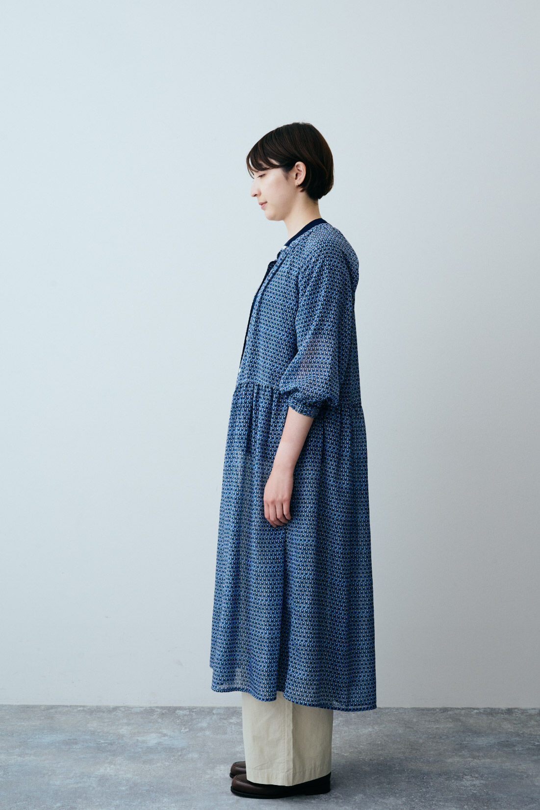 THREE FIFTY STANDARD［スリーフィフティースタンダード］|ミュルーズ染織美術館ワンピースＢＬ　ＴＦＳと軽い着心地のニットプルオーバー　ＴＦＳのコーディネート