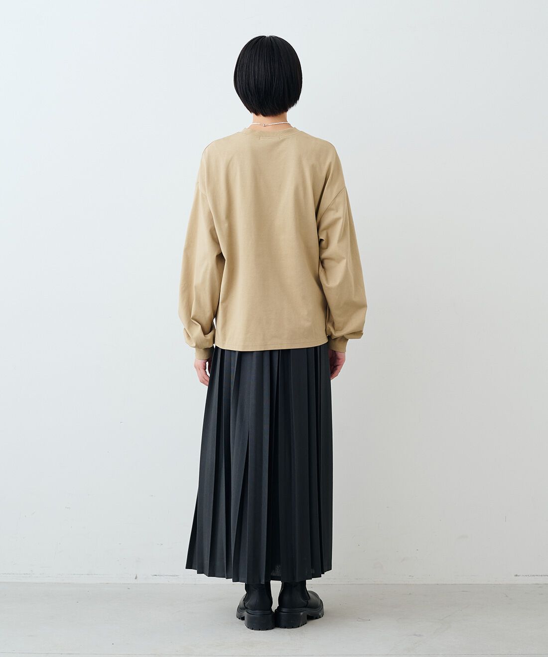 THREE FIFTY STANDARD［スリーフィフティースタンダード］|カットソーのプリーツスカートＧＹ　ＴＦＳと貝パールのバロック風ネックレス　ＴＦＳのコーディネート|モデル身長：163cm 着用サイズ：M