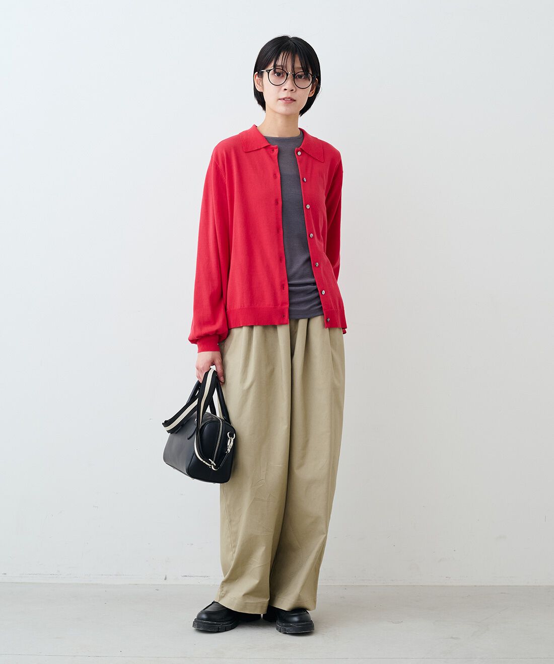 THREE FIFTY STANDARD［スリーフィフティースタンダード］|ポロカラーカーディガンＲＤ　ＴＦＳと綿麻タックイージーパンツカーキベージュ　ＴＦＳのコーディネート|モデル身長：163cm 着用サイズ：M