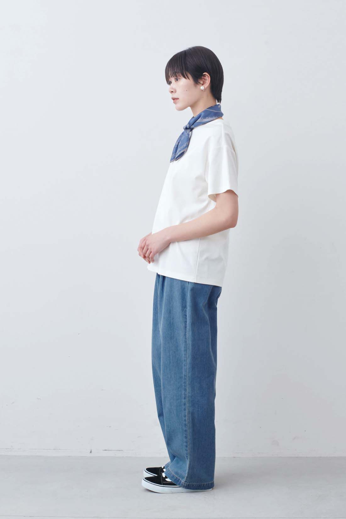 THREE FIFTY STANDARD［スリーフィフティースタンダード］|THREE FIFTY STANDARD　シルキーな肌ざわりのベーシックなTシャツの会|モデル身長：163cm　着用サイズ：M