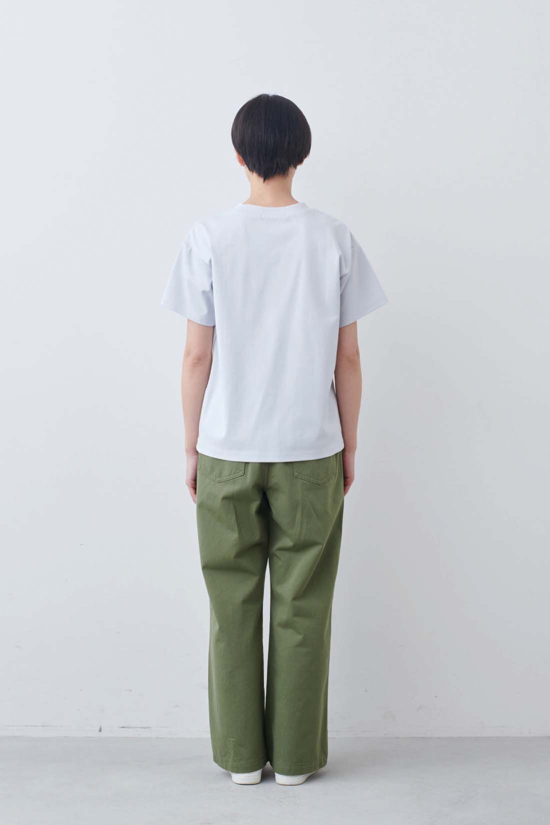 THREE FIFTY STANDARD［スリーフィフティースタンダード］|シルキーな肌ざわりのベーシックなTシャツの会とシルキーな肌ざわりのベーシックなTシャツの会とガラスパールのイヤアクセサリーのコーディネート