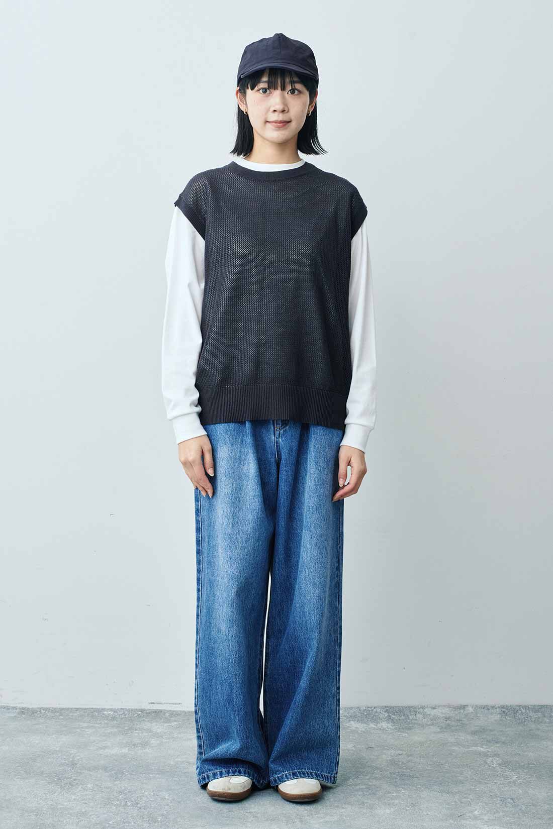 THREE FIFTY STANDARD|重ねてサマになるニットベストＧＹ　ＴＦＳと綿１００％のロングＴシャツＷＨ　ＴＦＳとタックバギーデニムパンツ　ＴＦＳのコーディネート|モデル身長：163cm 着用サイズ：M