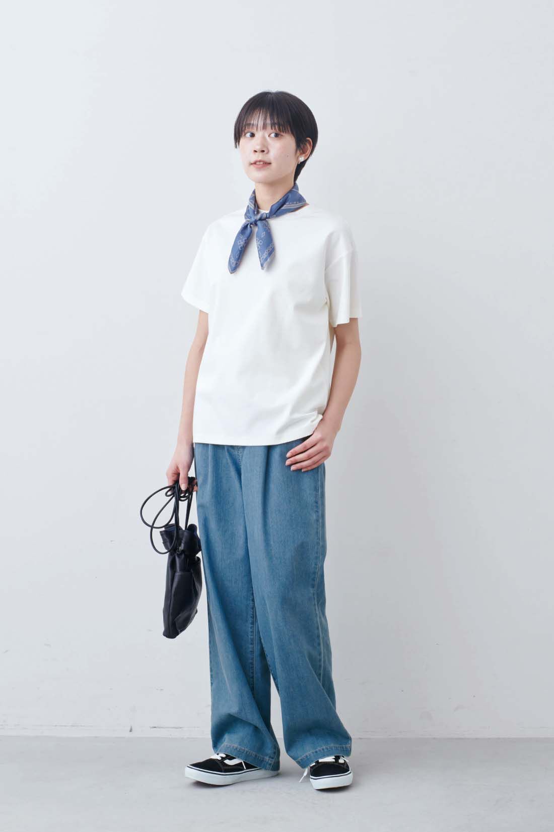 THREE FIFTY STANDARD［スリーフィフティースタンダード］|THREE FIFTY STANDARD　ライトデニムのタックワイドパンツ|モデル身長：163cm　着用サイズ：M