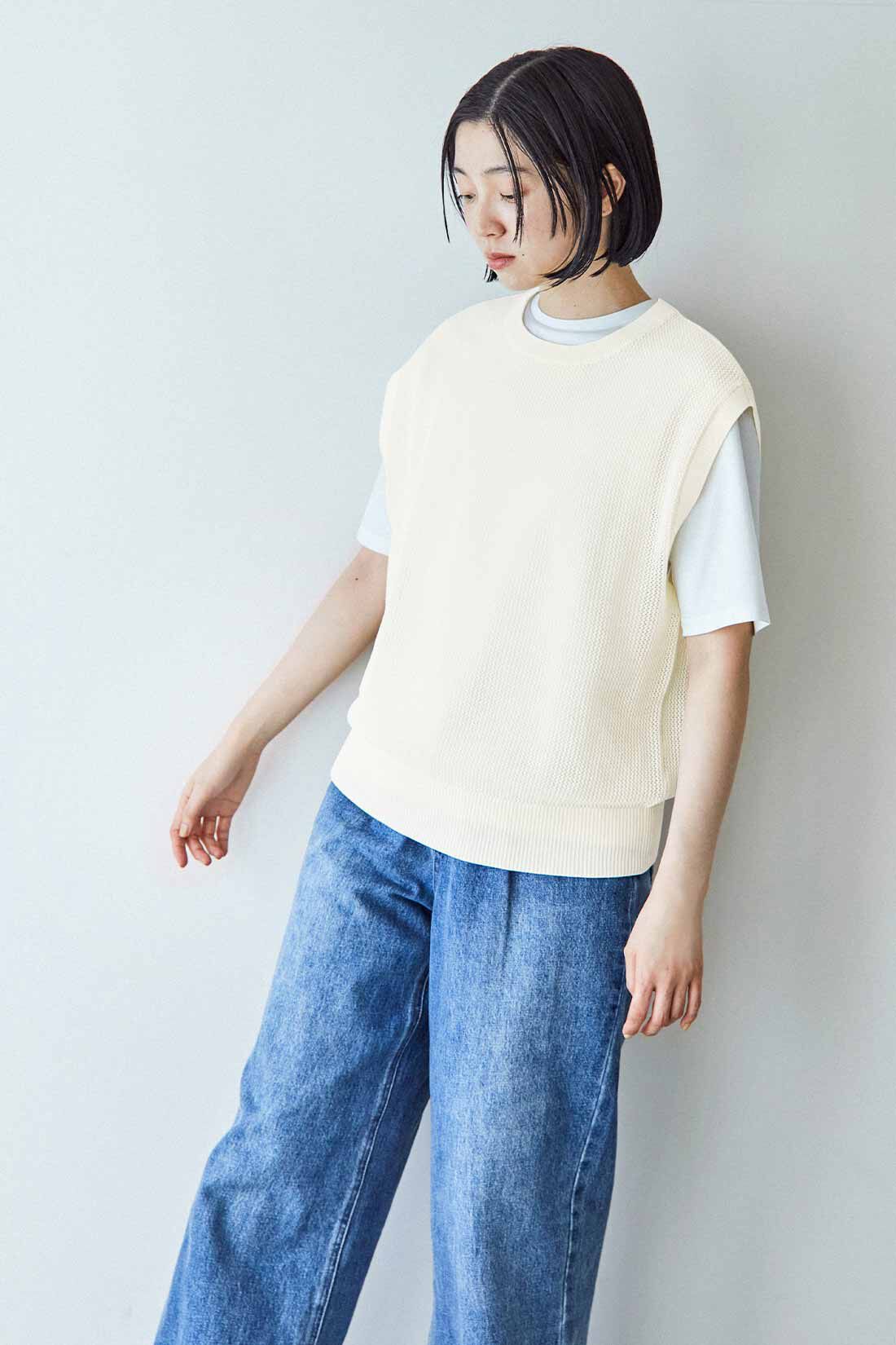 THREE FIFTY STANDARD 重ねてサマになるニットベスト〈オフホワイト〉