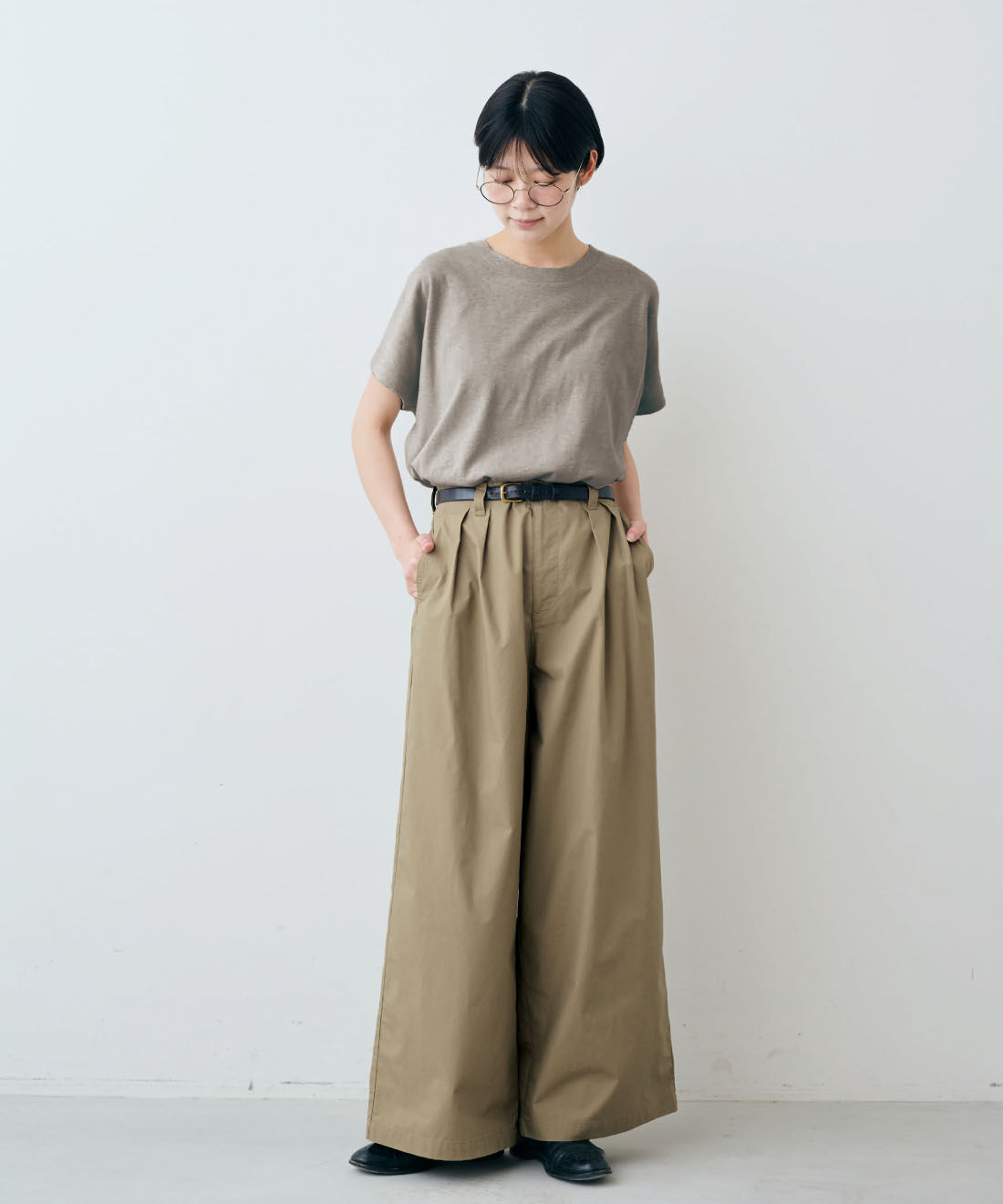 THREE FIFTY STANDARD［スリーフィフティースタンダード］|THREE FIFTY STANDARD　麻混天じくのフレンチスリーブTシャツ〈ライトグレー〉|モデル身長：163cm　着用サイズ：M