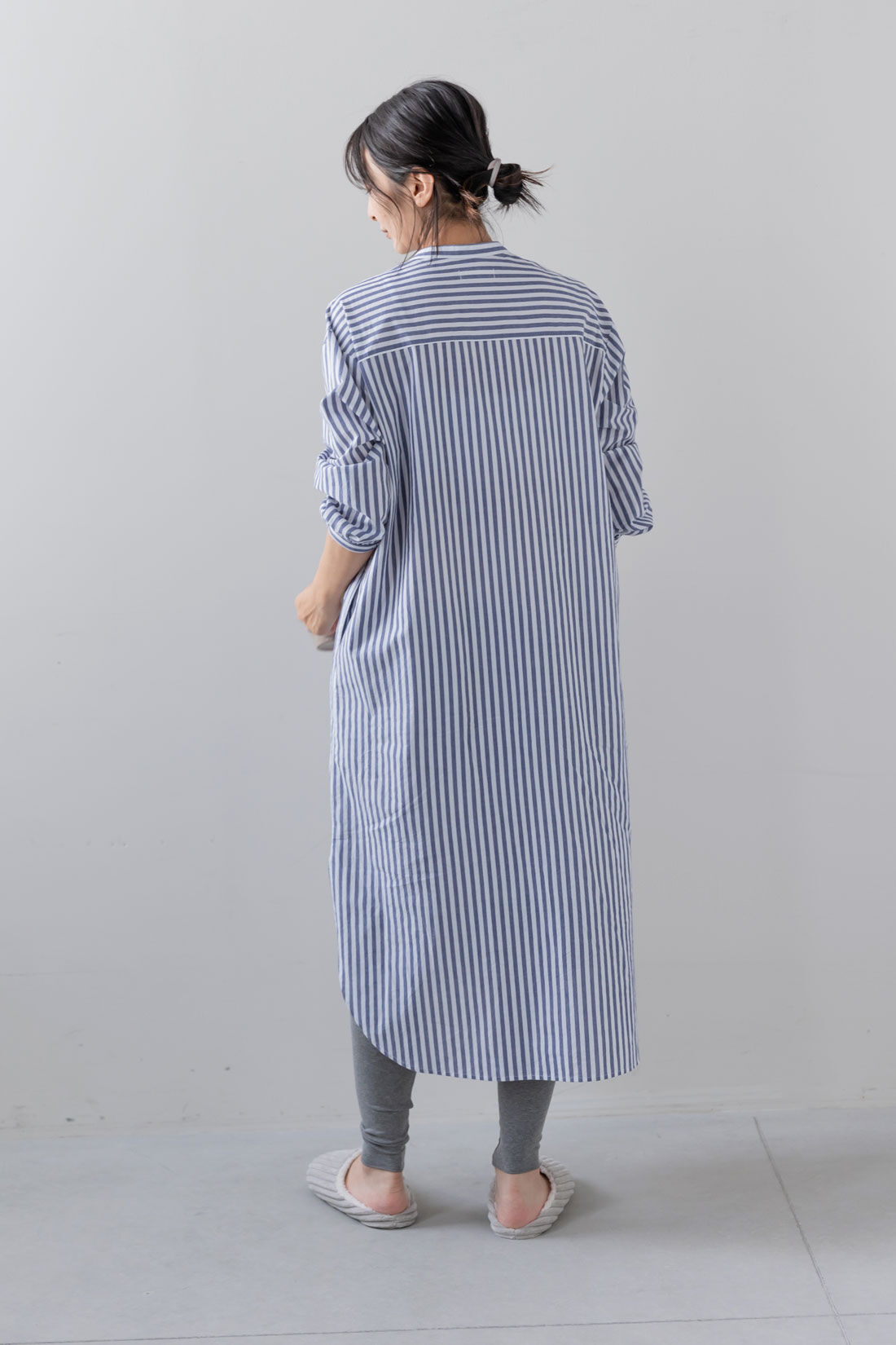 FELISSIMO Mama|Moredde　マタニティから産後も使える　ママによりそうワンピースパジャマ〈ブルーストライプ〉|バックスタイルはヨーク切り替えでメリハリアップ