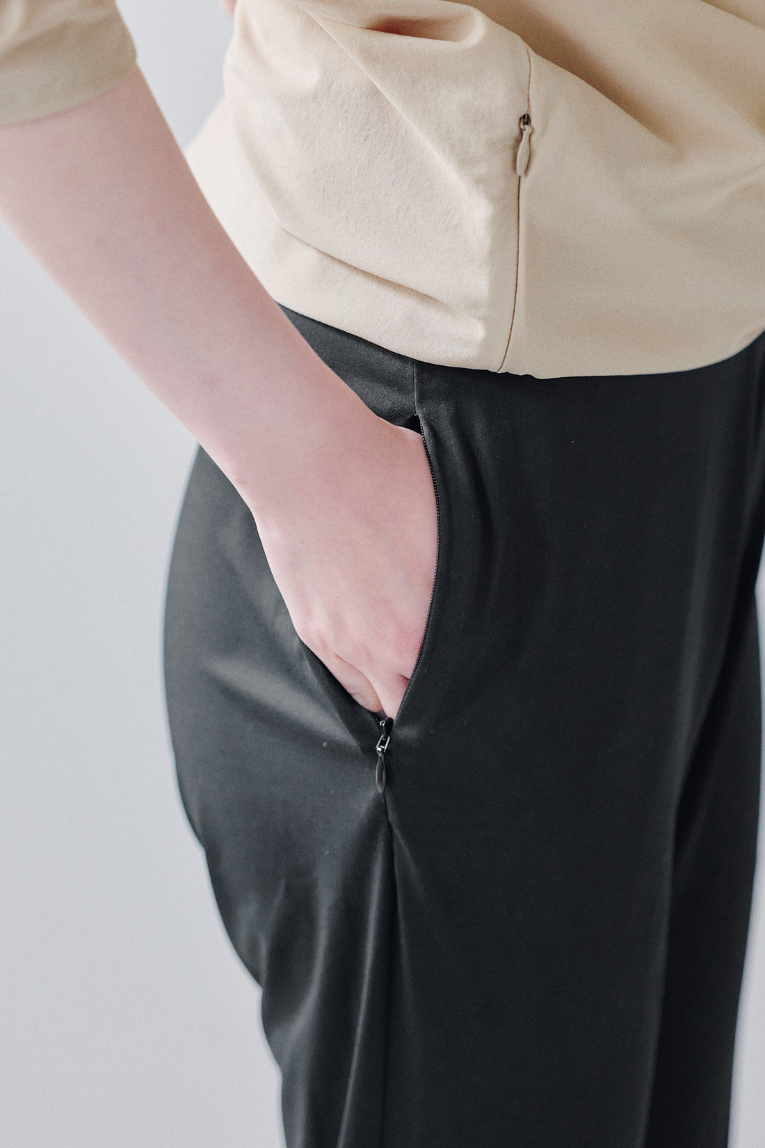 フェリシモMama|Moredde　ぴったりしすぎないのがうれしい　UVカットラッシュガードパンツ〈ブラック〉|片方にファスナー付きポケットがあって便利