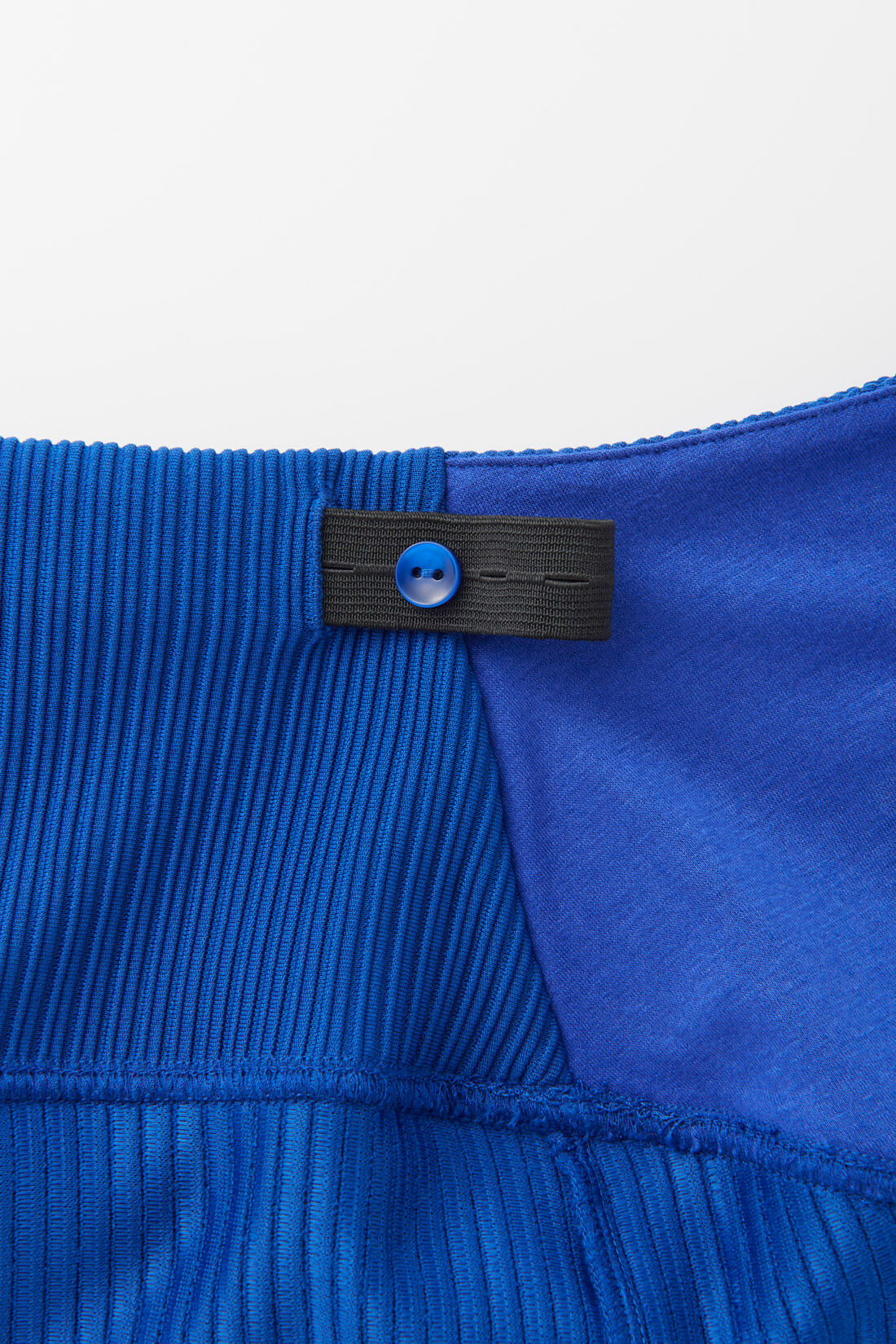 フェリシモMama|Moredde　リップルカットソー素材がらくちんきれいな　産前産後使えるIラインスカート〈ブルー〉|ウエスト後ろに調節可能なゴムベルト付き。産前産後の体型に合わせて調整できます。