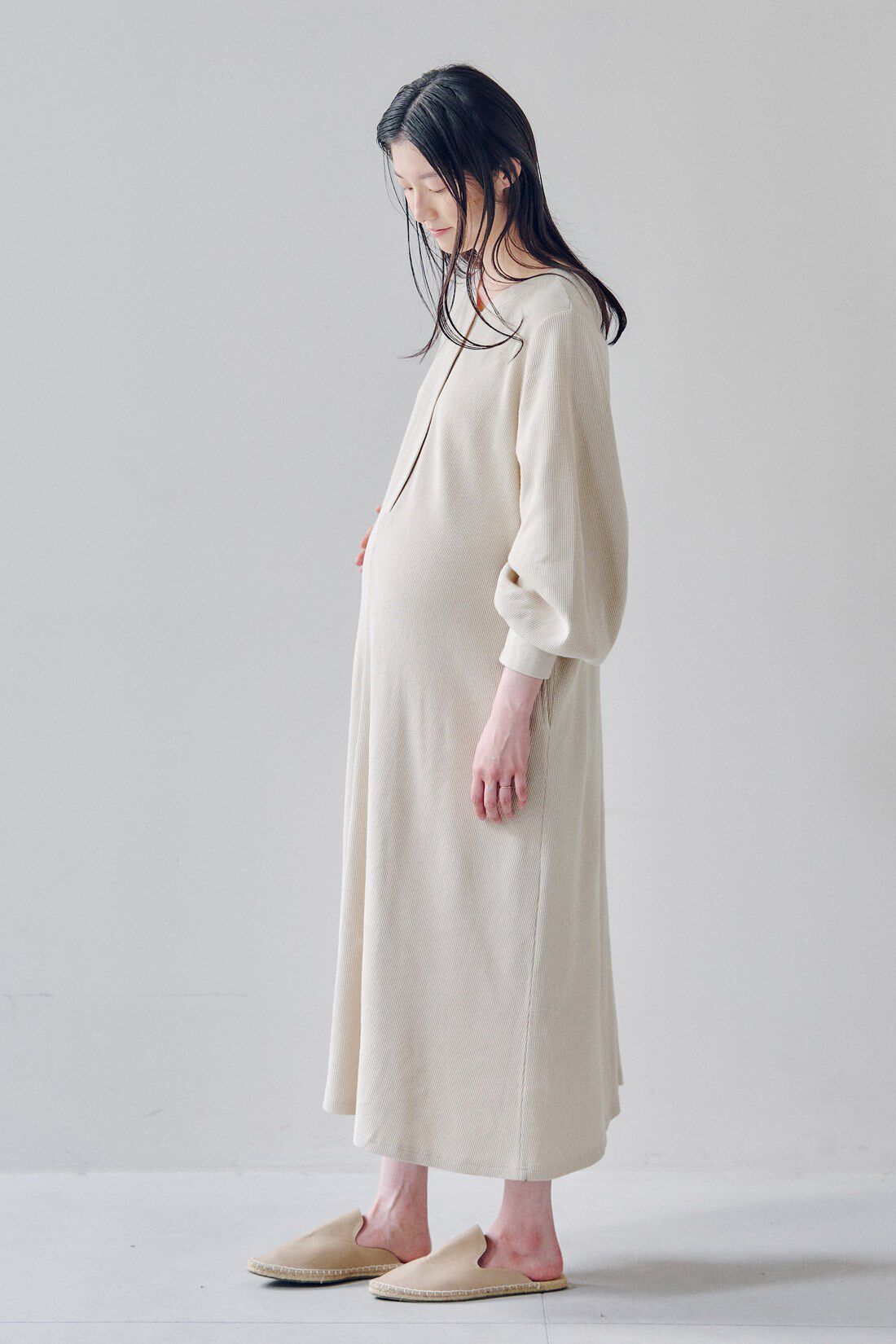 FELISSIMO Mama|Moredde　マタニティから産後も使える　２－WAYワッフル素材ワンピース〈ベージュ〉|マタニティ期も着られるゆったりとしたシルエットです。