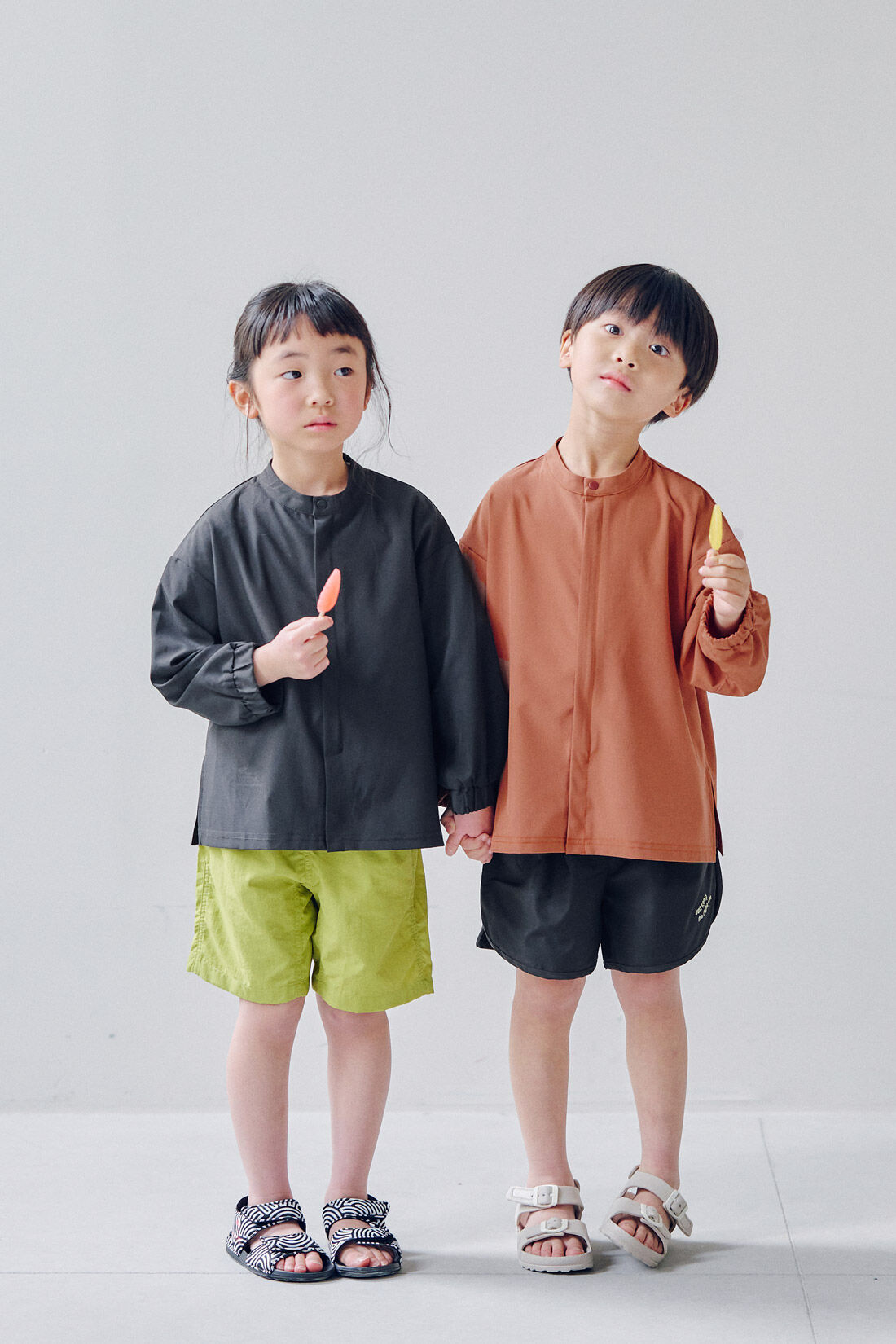 フェリシモMama|Moredde　オーバーサイズのシャツみたいなUVカットキッズラッシュガード〈ブラック〉|左：model:H110　モデル用110サイズ　右：model:H115 　モデル用120サイズ