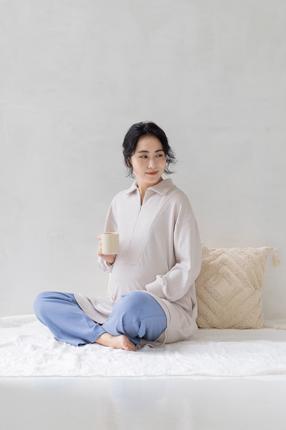 FELISSIMO Mama|Moredde　マタニティから産後も使える　授乳がらくちんフロントジップデザインのワンピ＆リブパンツルームウェアセット　〈アイボリー×ブルー〉