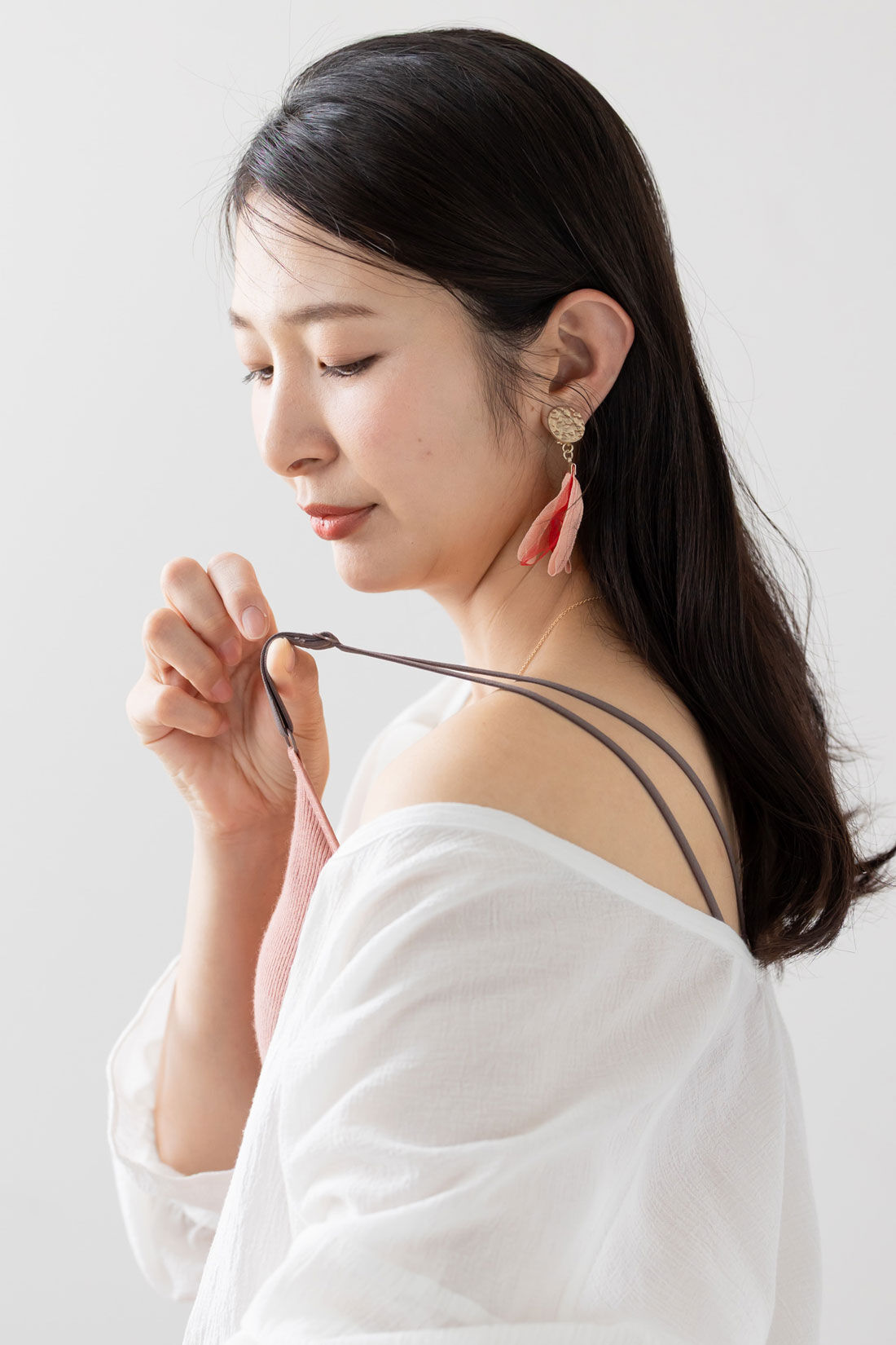 FELISSIMO Mama|［Mama select］産前・産後使える　ストラップが伸びて授乳しやすい　リブ素材のカシュクール授乳ブラジャー〈オフベージュ〉|肩ひもがしっかり伸びるデザインで、授乳がとてもしやすい。　　※写真は別色です。