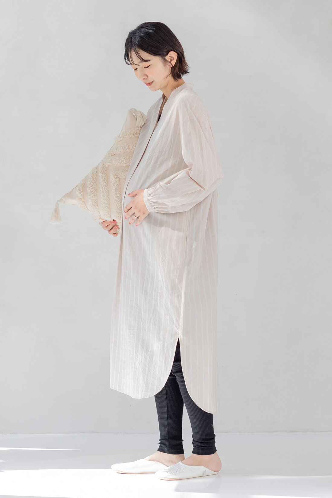 FELISSIMO Mama|Moredde　マタニティから産後も使える　ママによりそうワンピースパジャマ〈ベージュストライプ〉|model:H167　着用サイズ；Mサイズ+総丈3cm