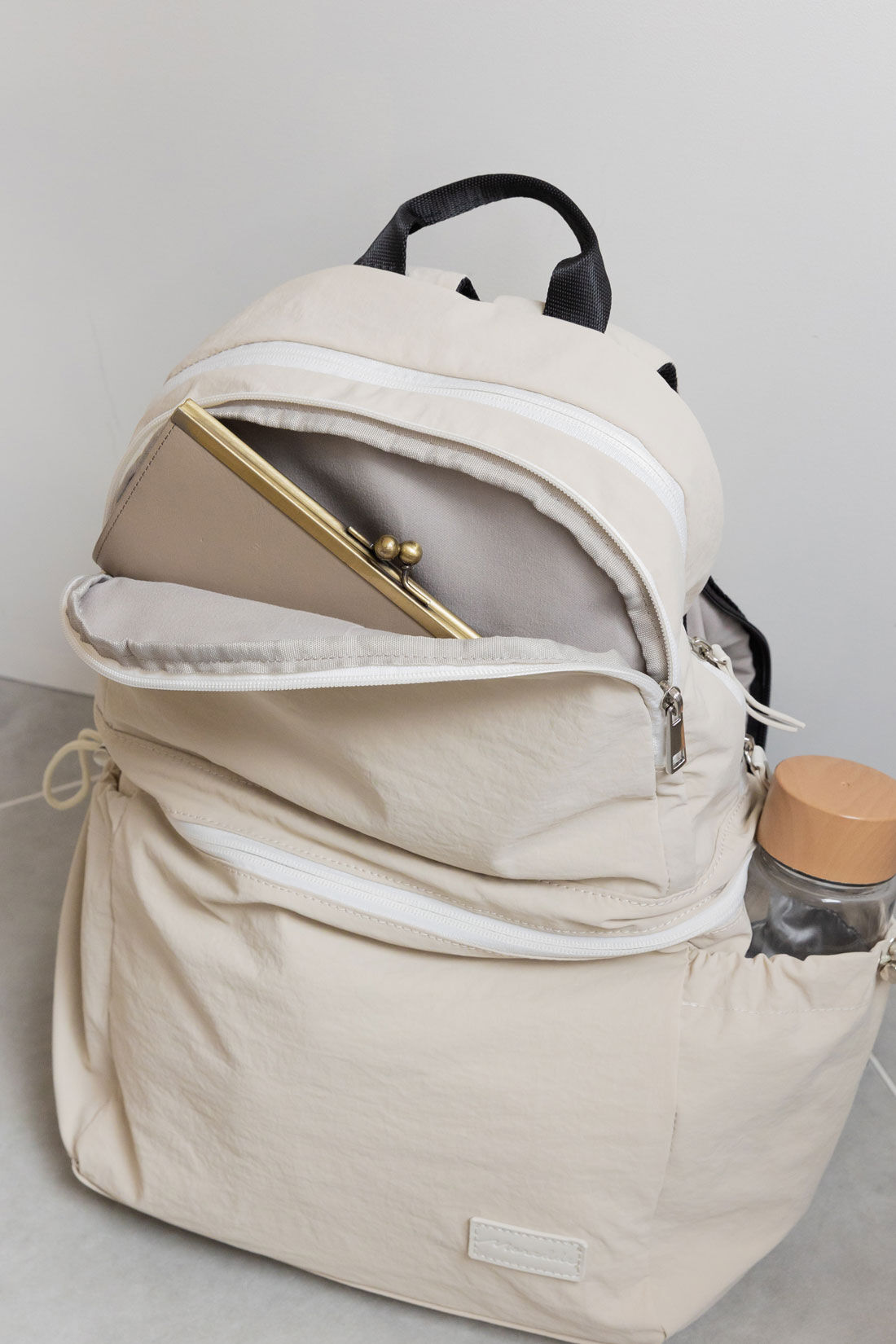 FELISSIMO Mama|Moredde　二層で荷物が分けられるのが便利なマザーズリュック〈アイボリー〉|外ポケットはすぐに取り出せるものが入って便利