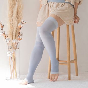 FELISSIMO Mama | コットン混 着圧ニーハイソックス 〈サックスブルー〉