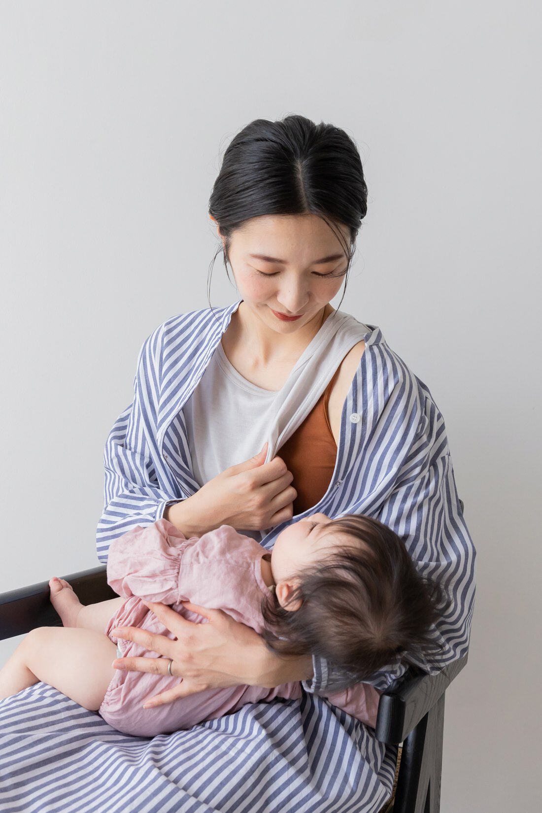 FELISSIMO Mama|Moredde　授乳がらくちん　カットソーペチワンピース〈アイスグレー〉|大き目のアームホールががばっと開けることができ、授乳もかんたん。