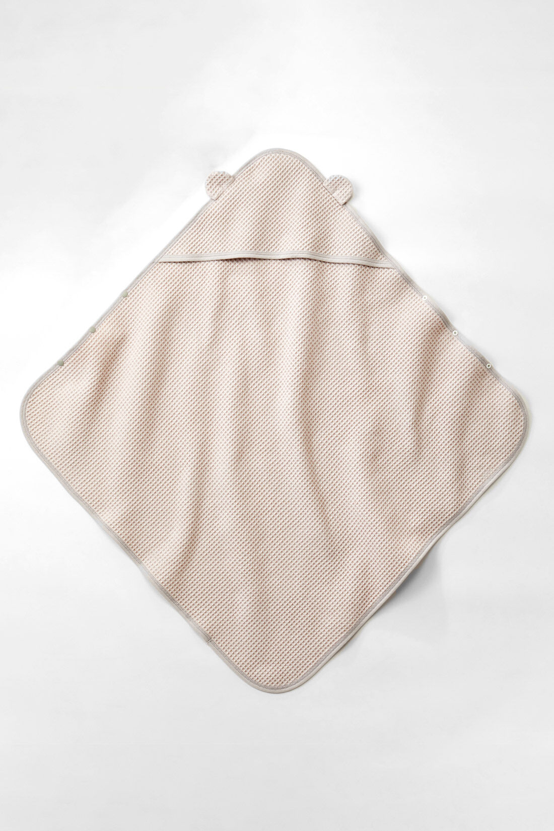 FELISSIMO Mama|Moredde　くま耳がかわいい　コットン100％ぽこぽこワッフル素材の　ジャパンメイドベビータオル〈グレージュ〉|スクエア型の角にフードになるマチとくまみみが付いたデザイン。