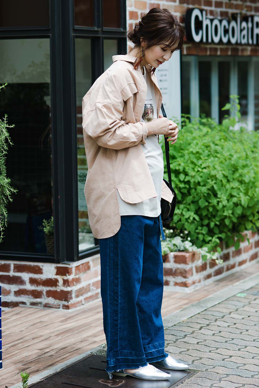 Moredde マタニティ・産後使えるウエストクロス仕様でしめつけないワイドデニムパンツ 〈ブルー〉｜その他レディースファッション｜レディースファッション｜マタニティウェア・マタニティ雑貨｜フェリシモMama